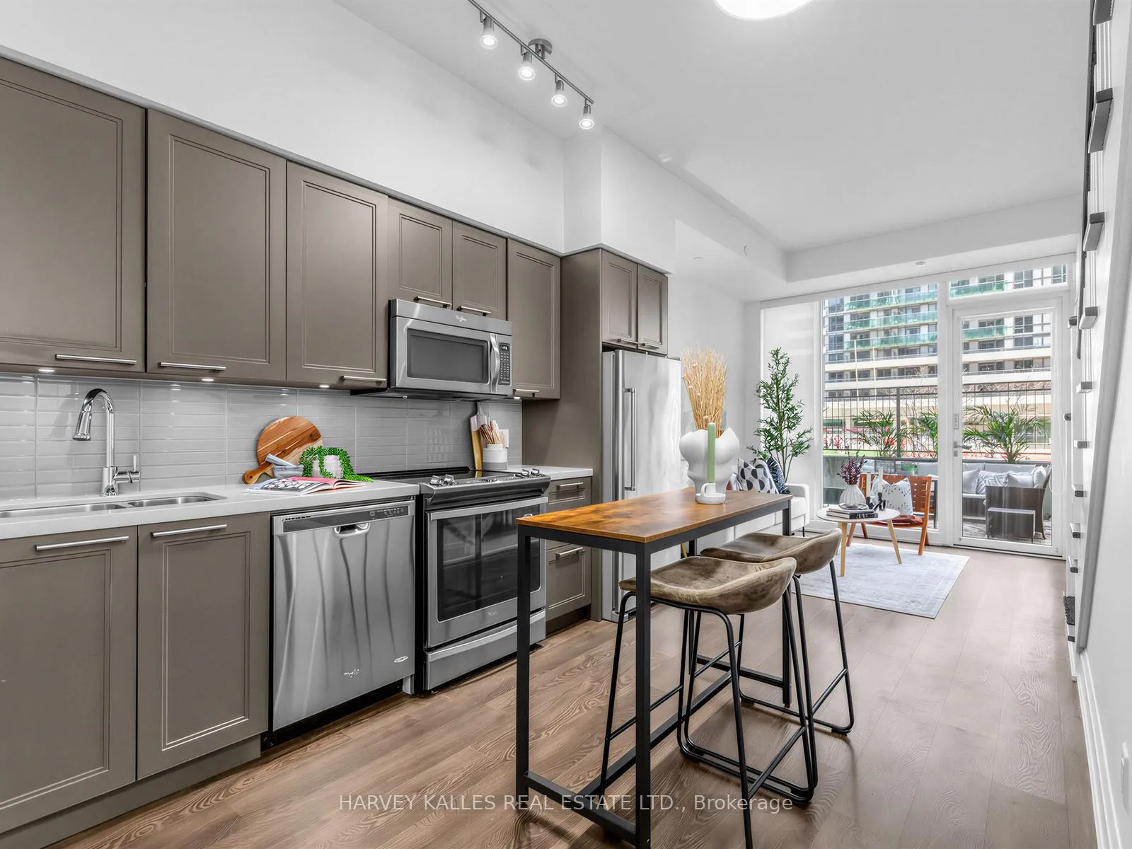 Photo 3 of Unit TH 13, 30 Roehampton Avenue, Toronto, Mount Pleasant West — HOMEH