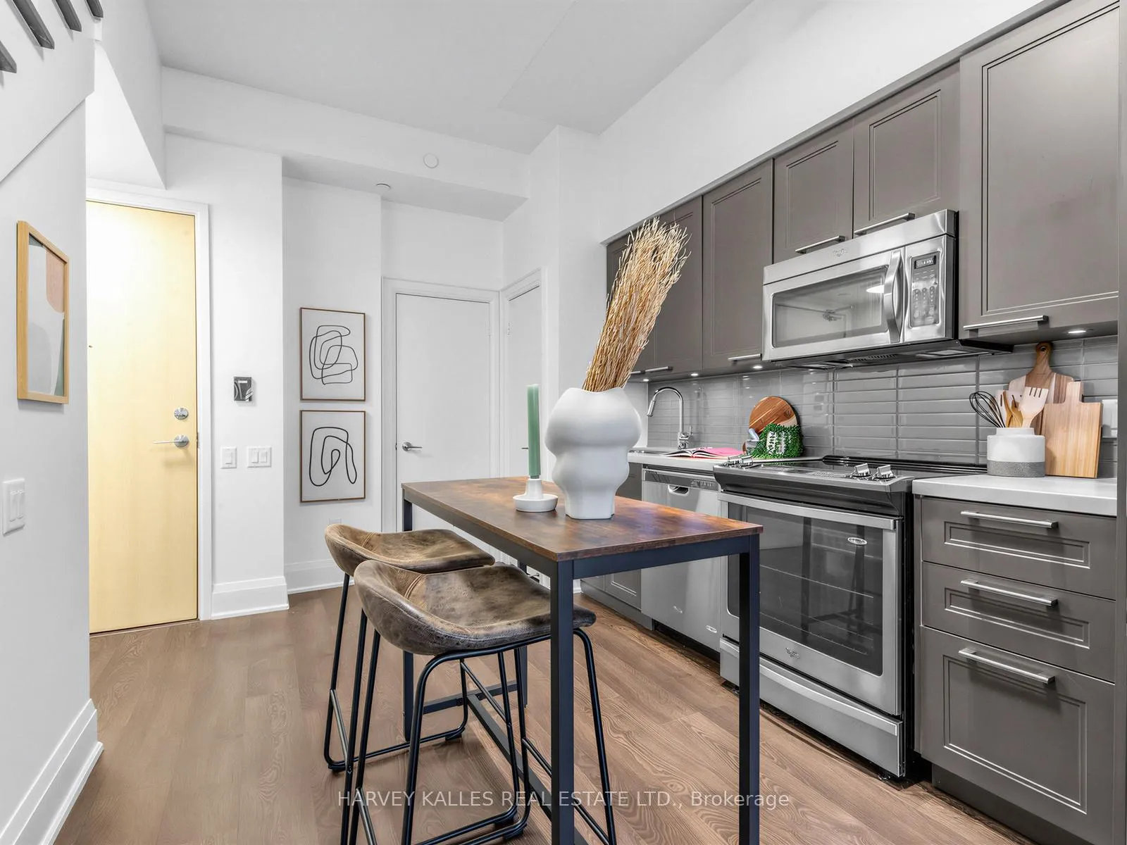 Photo 4 of Unit TH 13, 30 Roehampton Avenue, Toronto, Mount Pleasant West — HOMEH