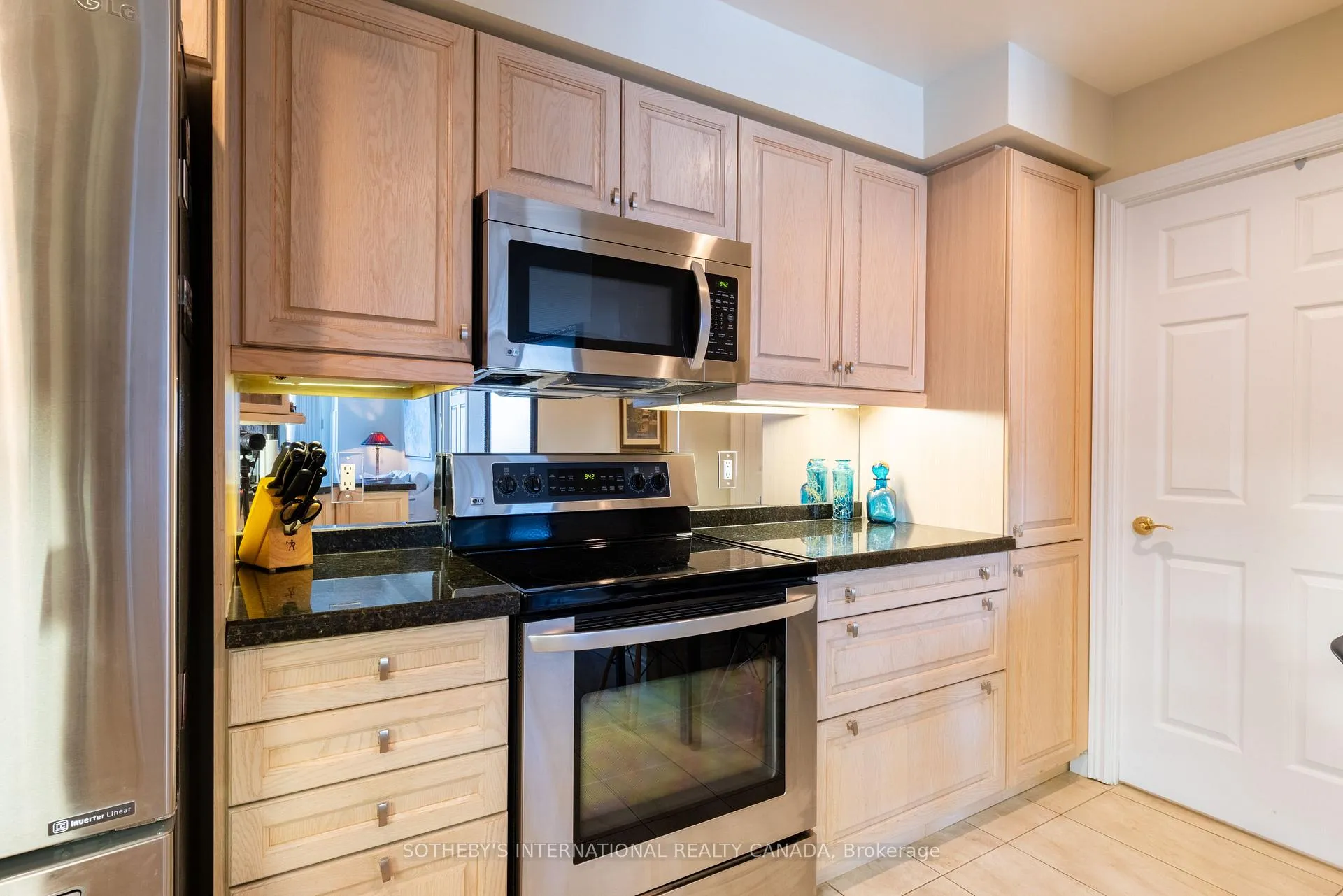 Photo 6 of Unit PH08, 10 Old Mill Trail, Etobicoke, Kingsway South — HOMEH