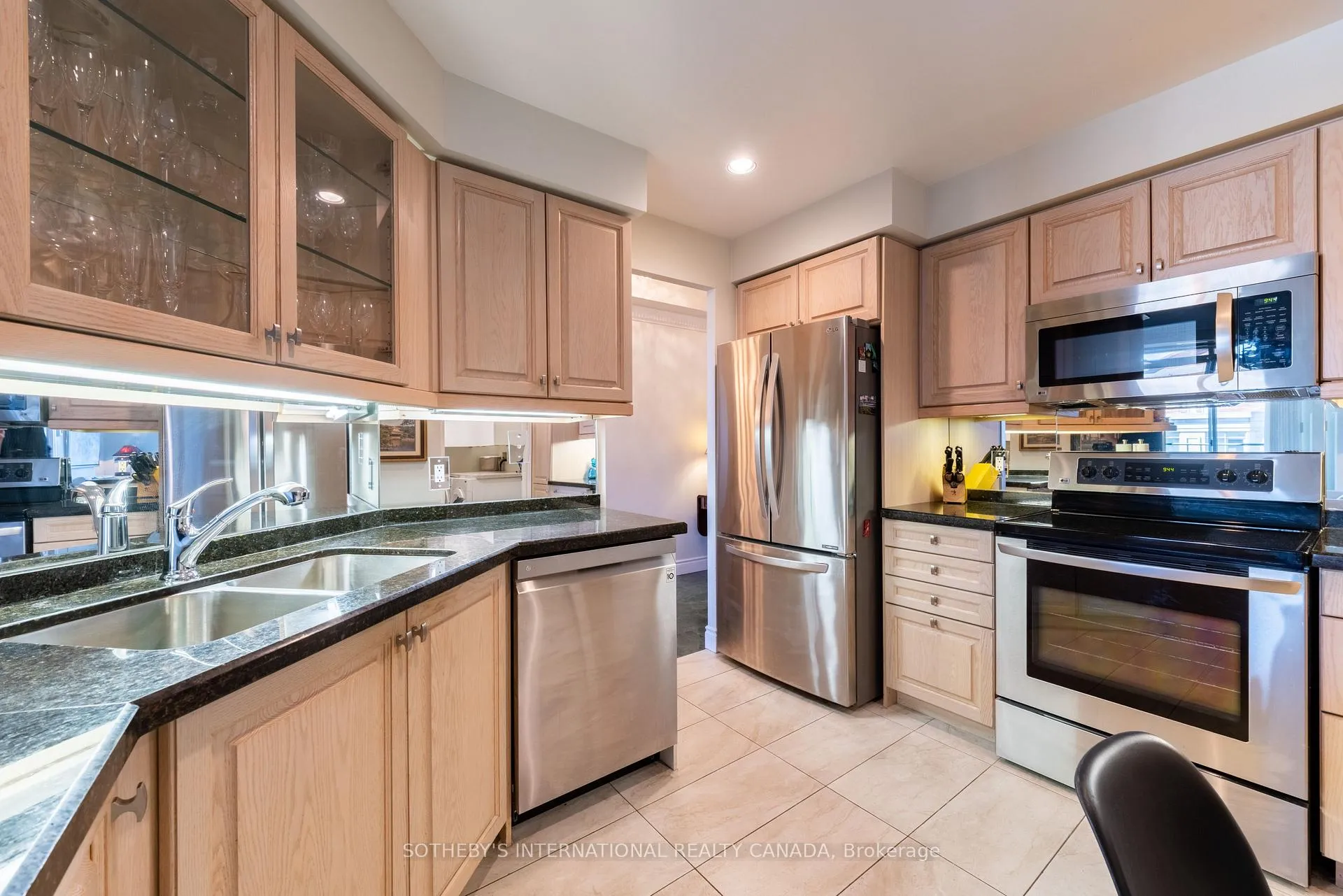 Photo 7 of Unit PH08, 10 Old Mill Trail, Etobicoke, Kingsway South — HOMEH