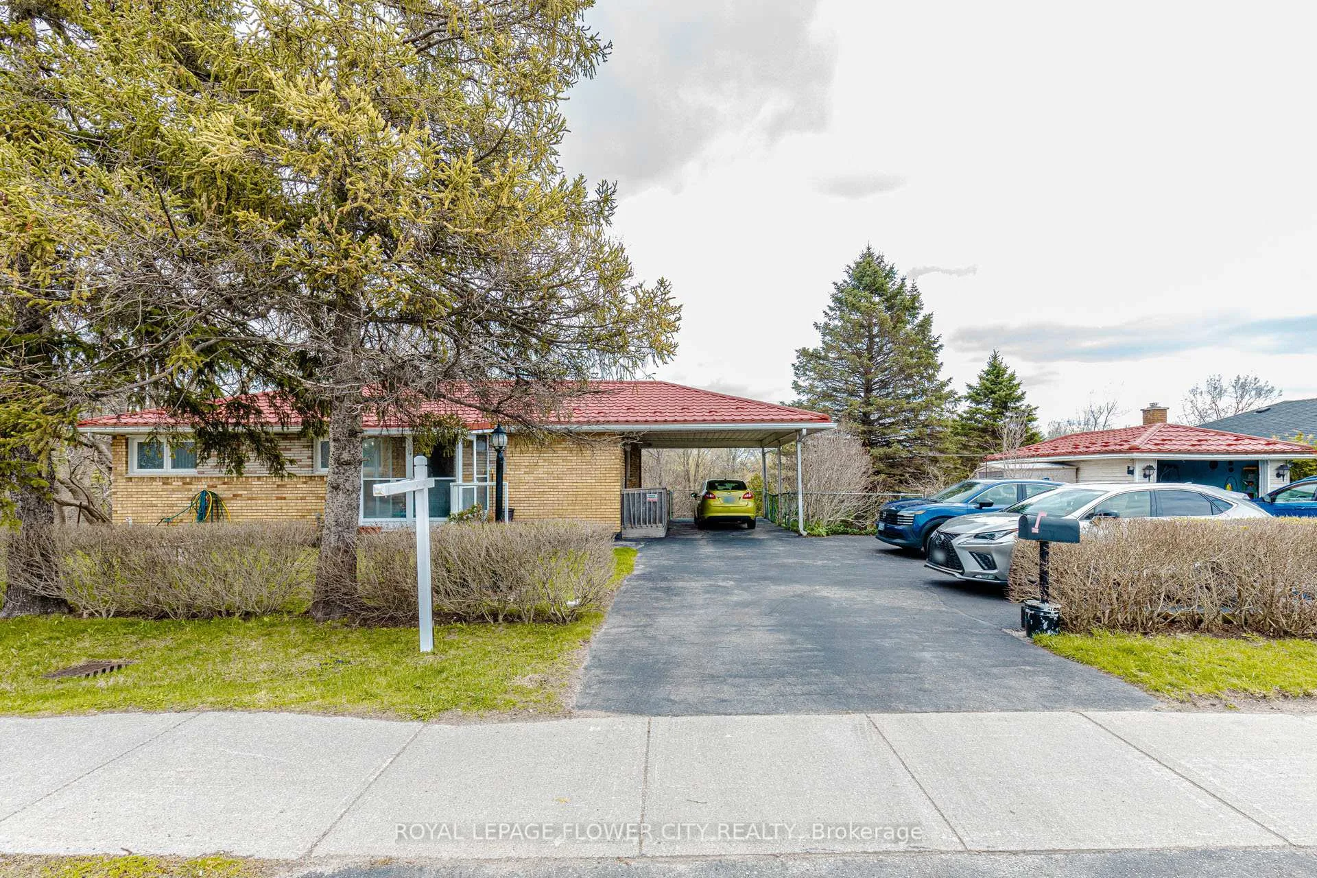 Front of 1433 Fanshawe Park Road E