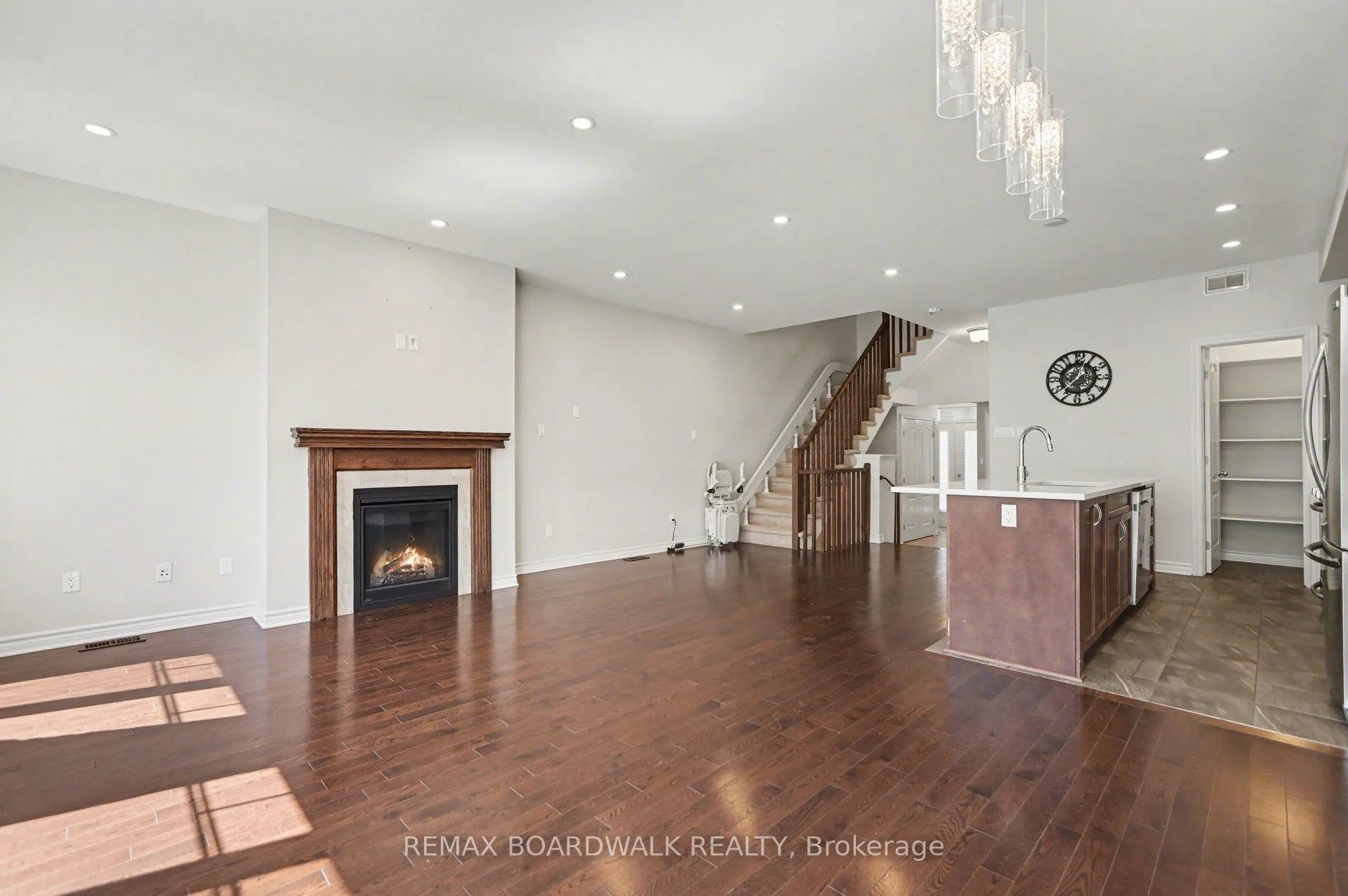 Photo 3 of 122 Kestrel Street, Ottawa, Blossom Park/Kemp Park/Findlay Creek — HOMEH