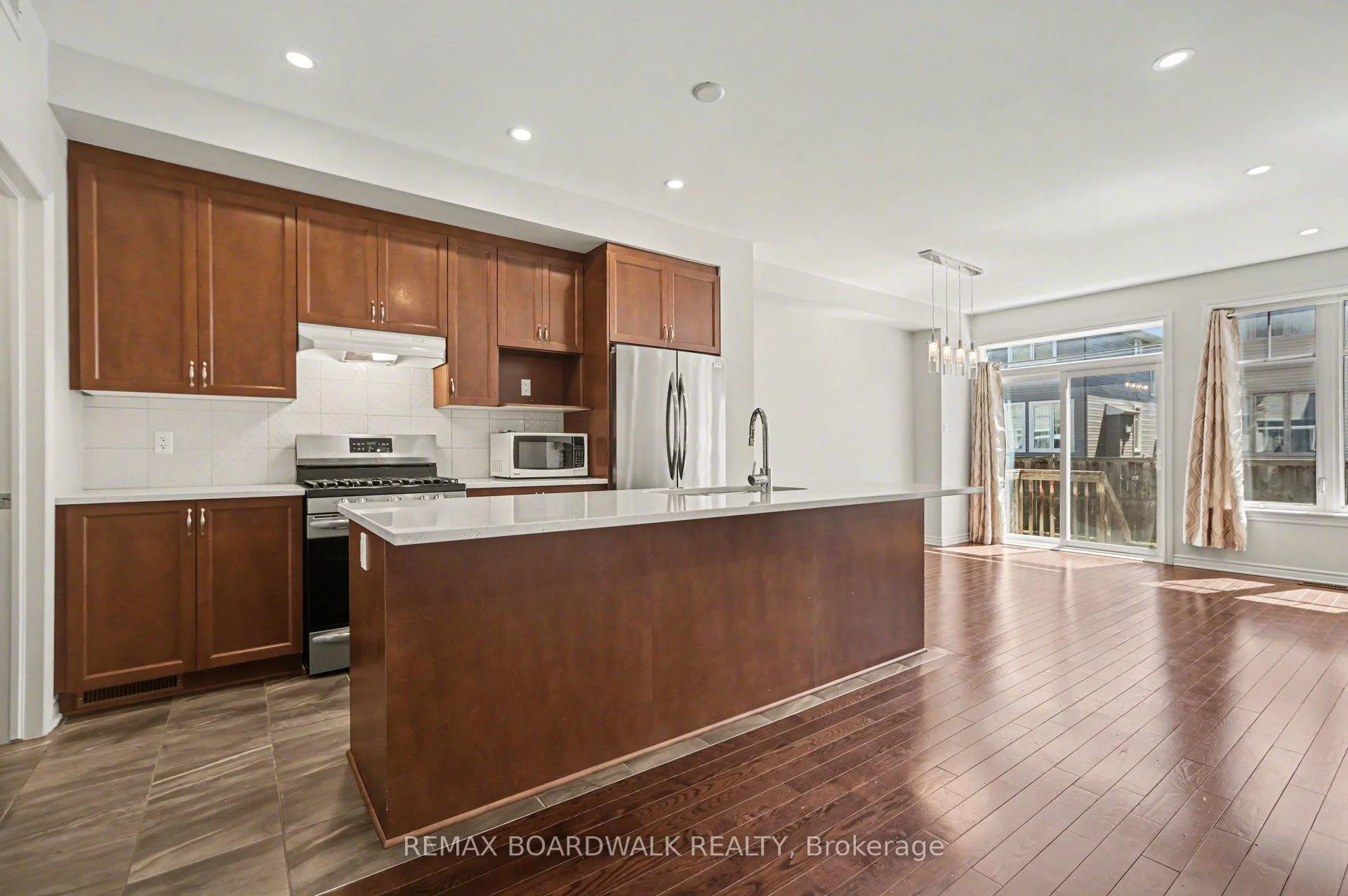 Photo 4 of 122 Kestrel Street, Ottawa, Blossom Park/Kemp Park/Findlay Creek — HOMEH