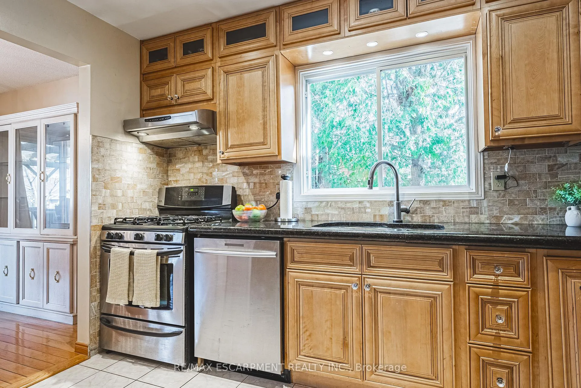 Photo 15 of 110 Highbury Drive, Hamilton, Stoney Creek Mountain — HOMEH