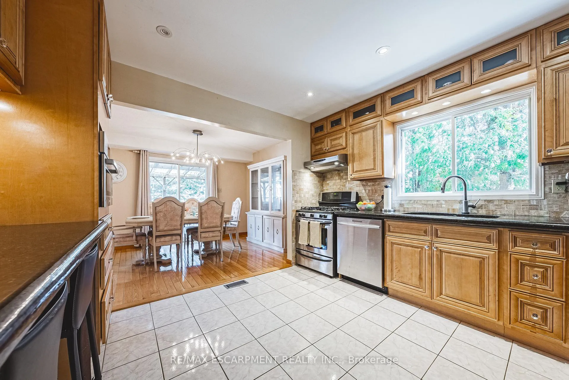 Photo 16 of 110 Highbury Drive, Hamilton, Stoney Creek Mountain — HOMEH