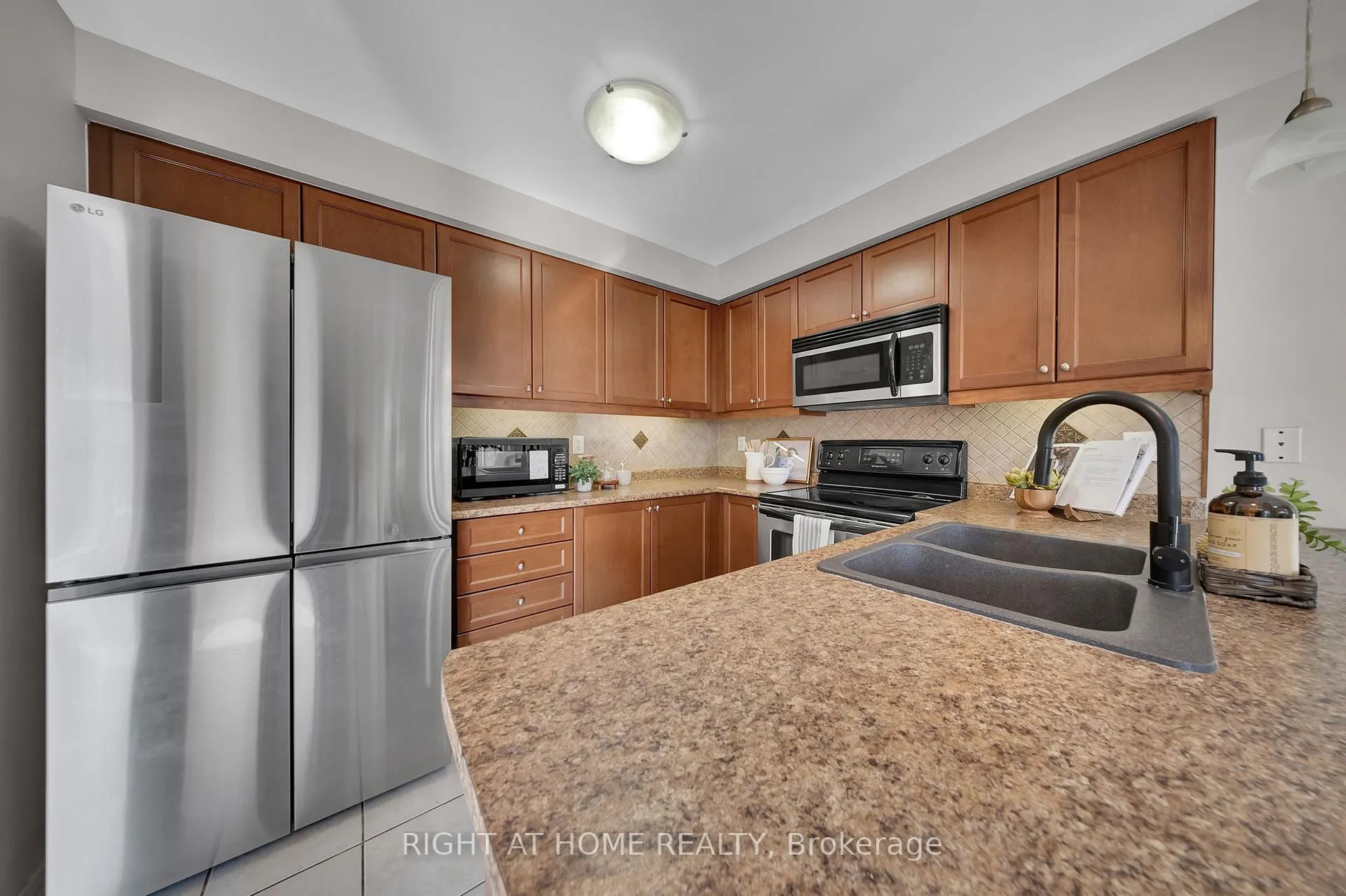Photo 9 of 131 William Cowles Drive, Clarington, Bowmanville — HOMEH