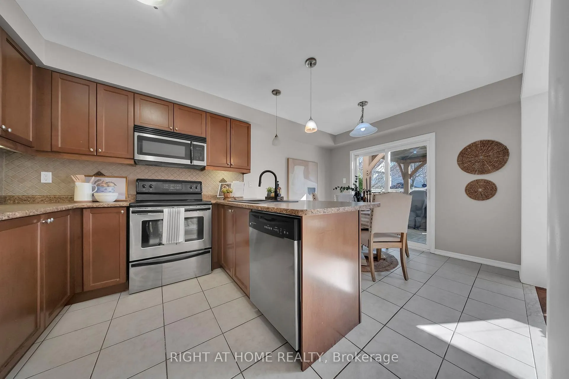 Photo 12 of 131 William Cowles Drive, Clarington, Bowmanville — HOMEH