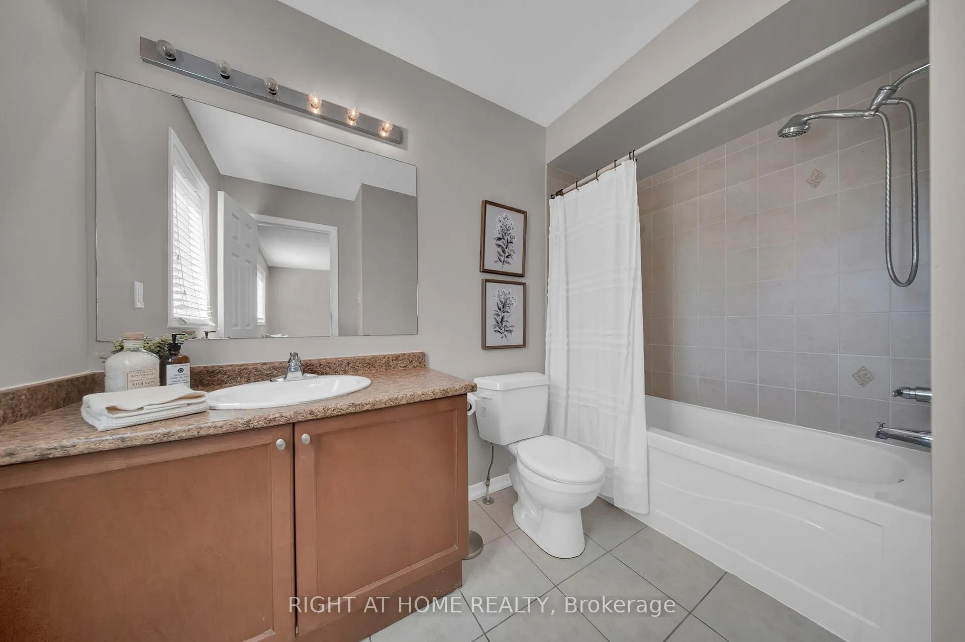 Photo 18 of 131 William Cowles Drive, Clarington, Bowmanville — HOMEH