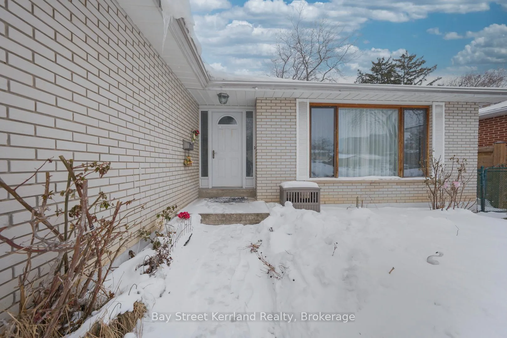 Photo 2 of 2393 Main Level -SPEYSIDE Drive, Mississauga, Sheridan — HOMEH