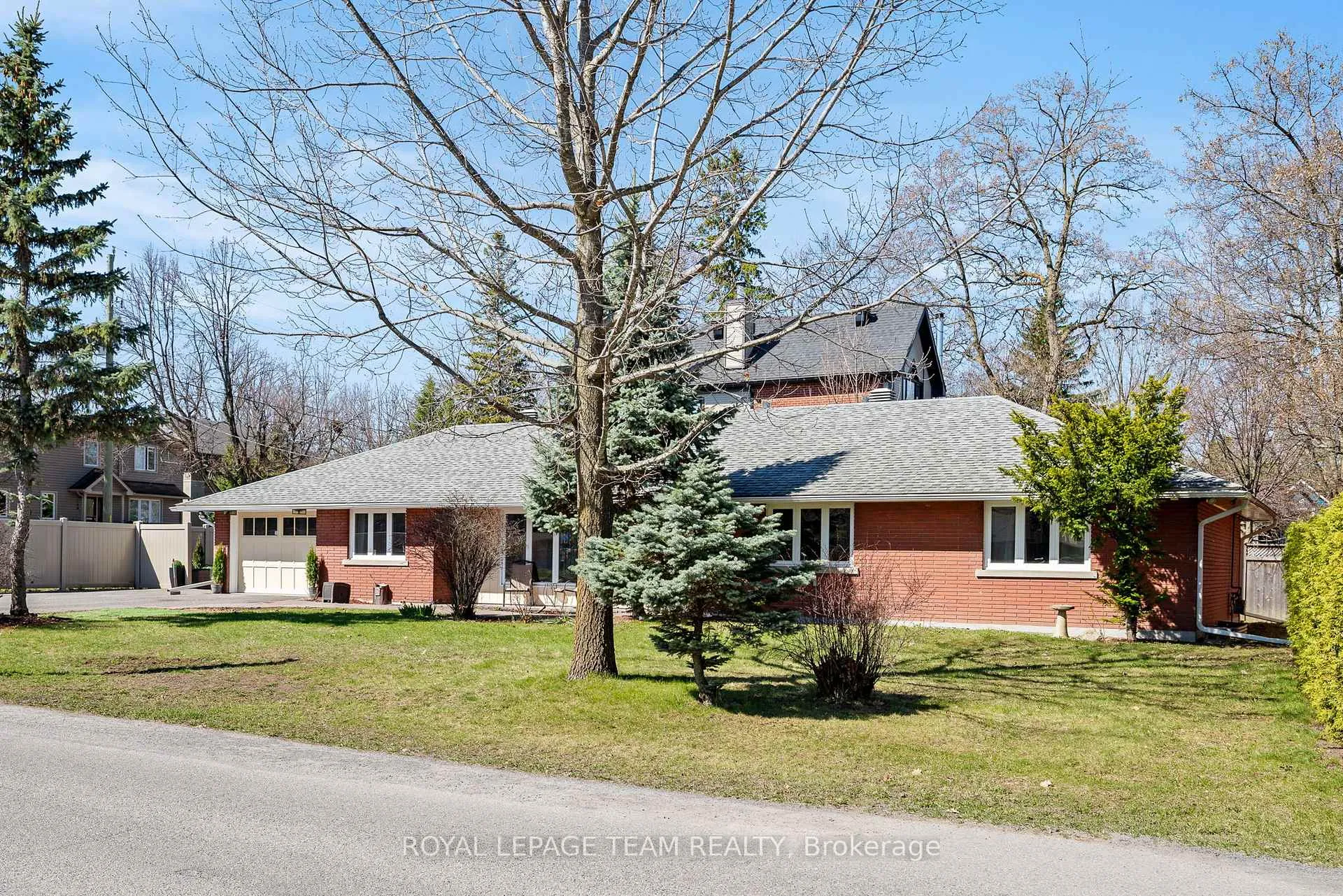 Front of 1986 Fairbanks Avenue