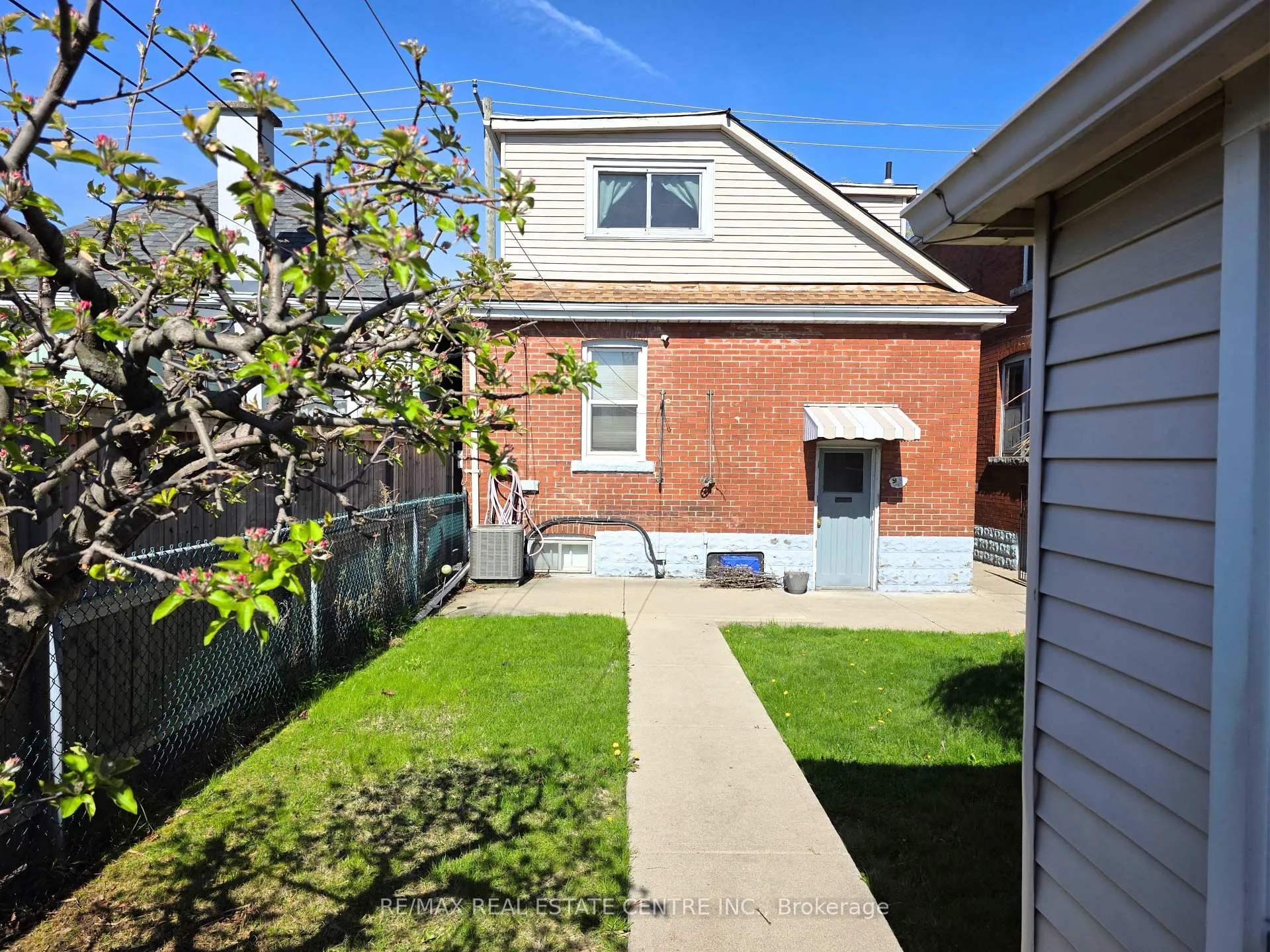 Photo 4 of 214 Fairfield Avenue, Hamilton, Homeside — HOMEH