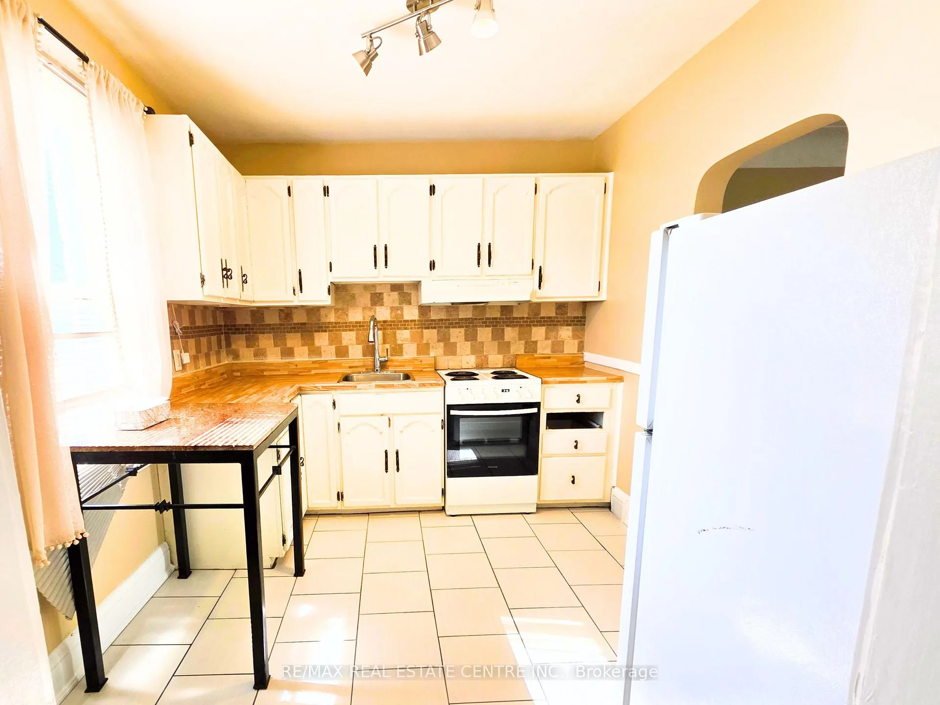 Photo 9 of 214 Fairfield Avenue, Hamilton, Homeside — HOMEH