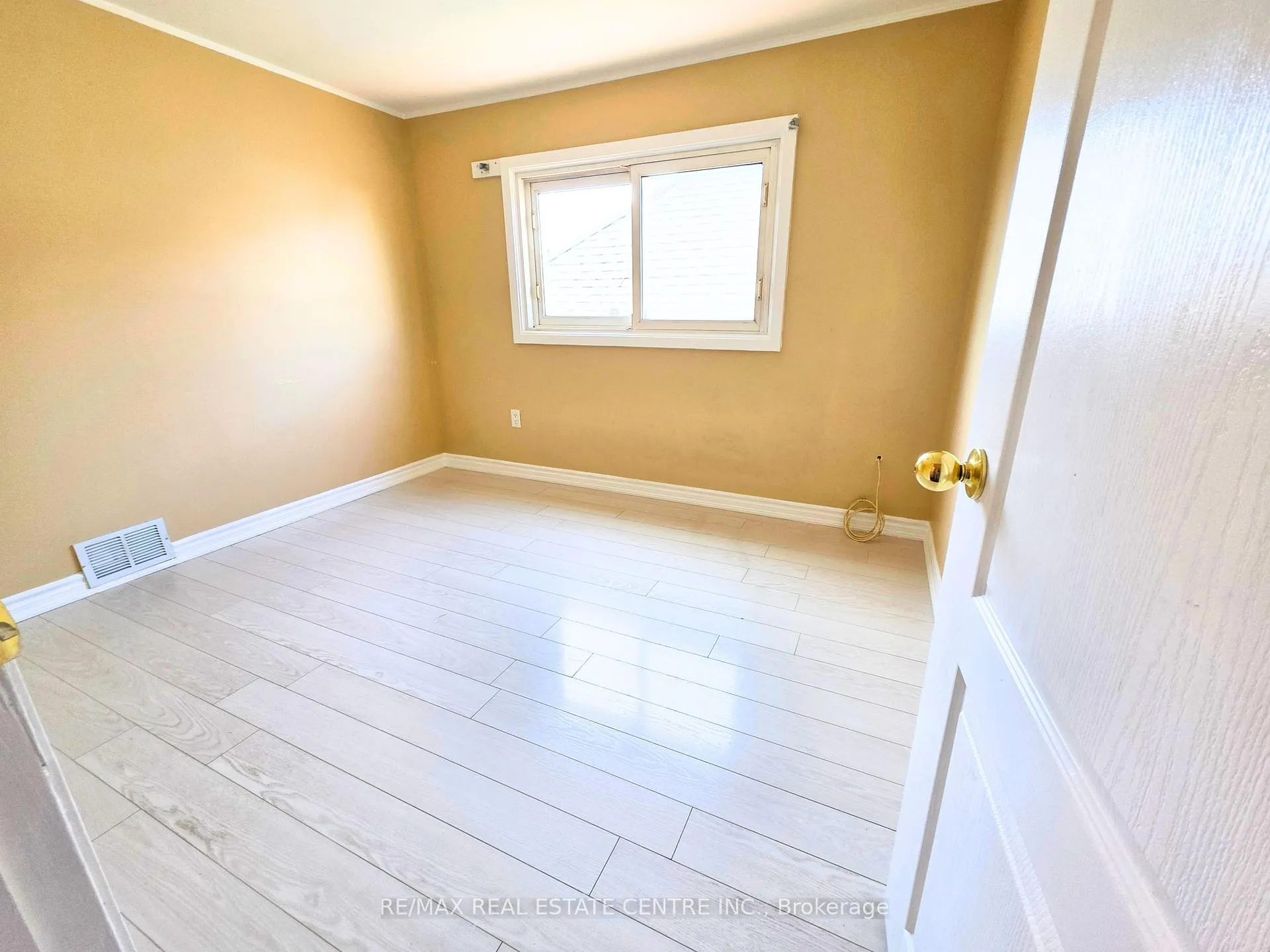 Photo 14 of 214 Fairfield Avenue, Hamilton, Homeside — HOMEH