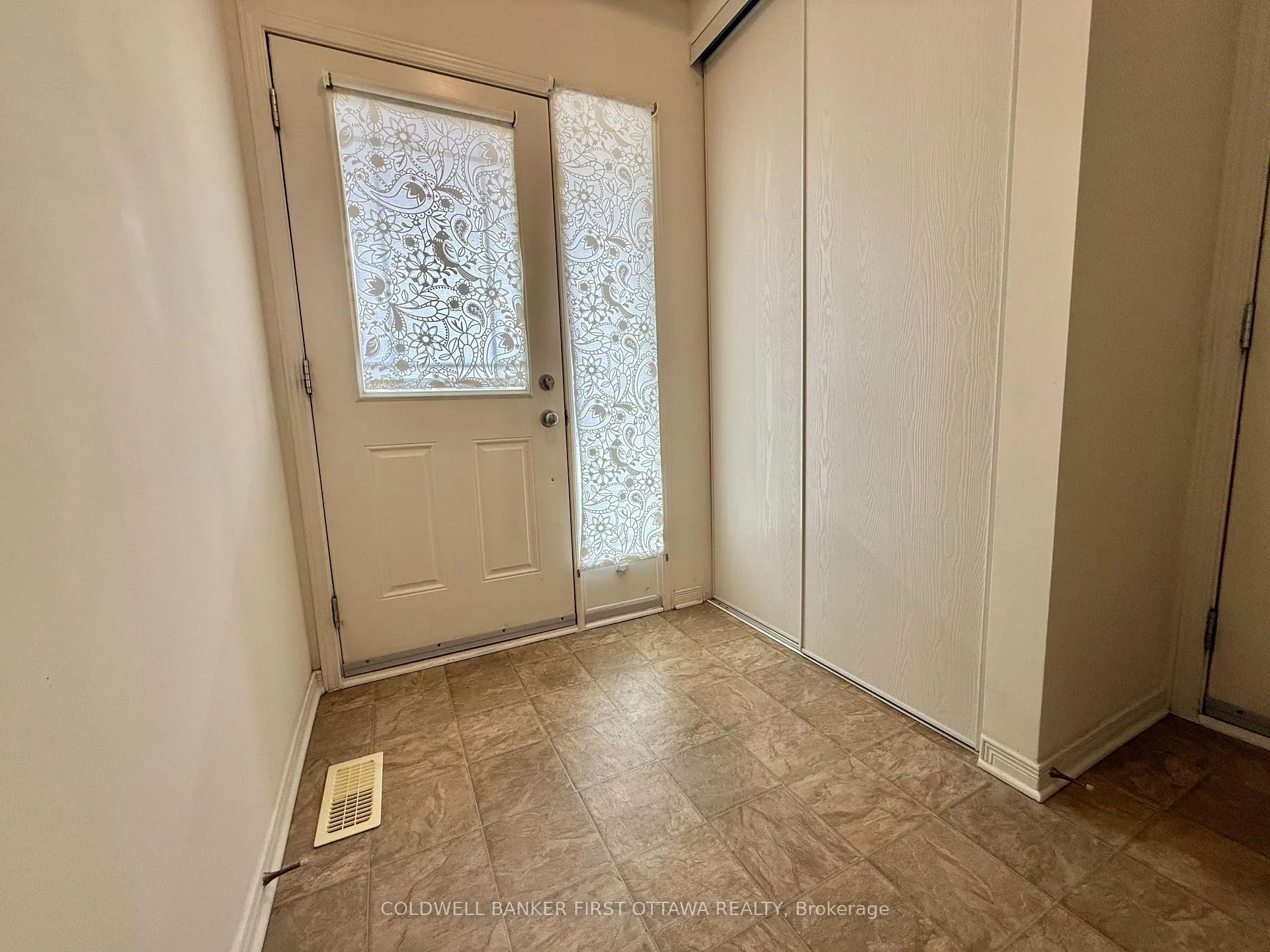 Photo 2 of 805 Taradale Drive, Ottawa, Barrhaven - Strandherd — HOMEH