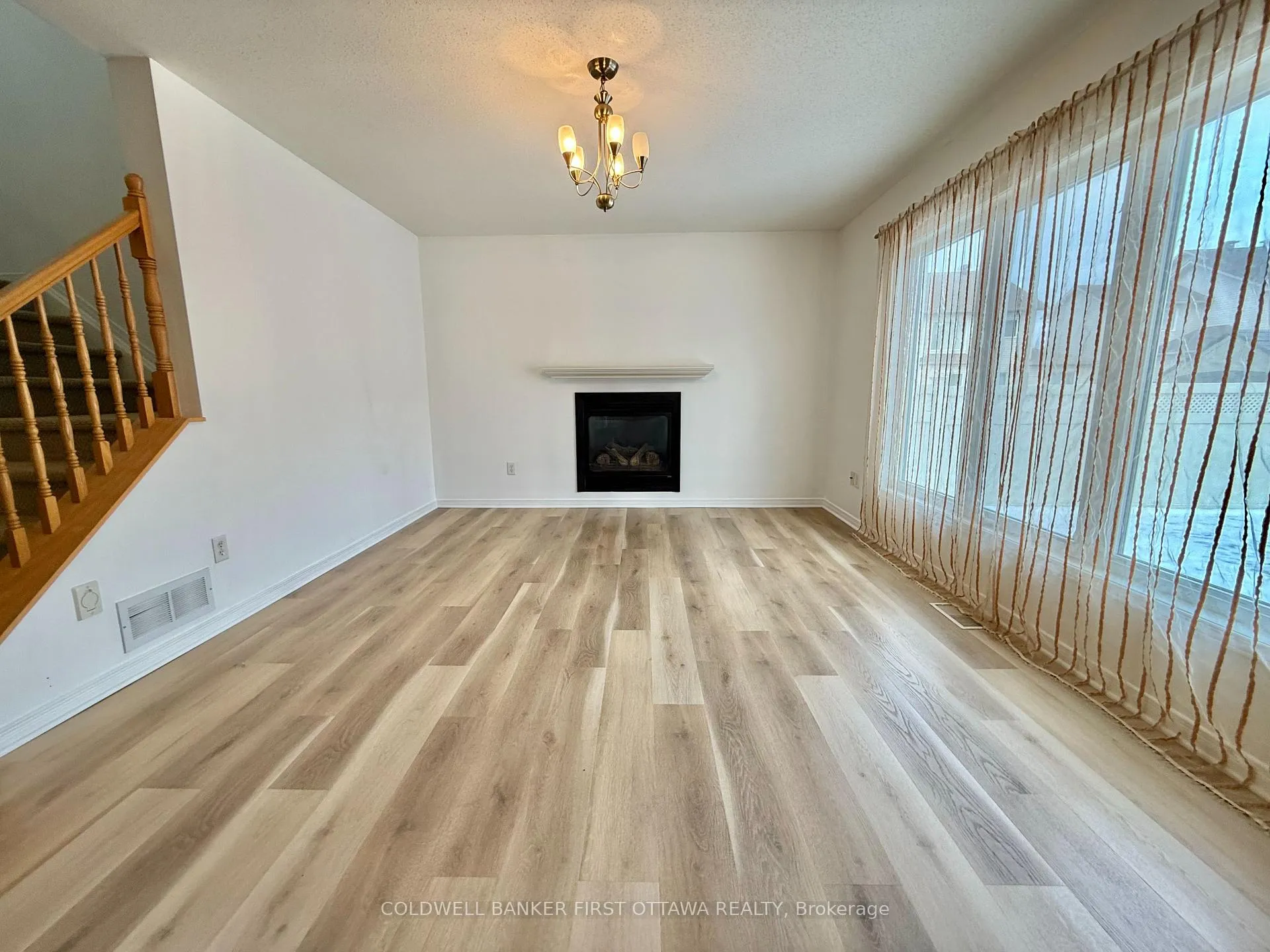 Photo 4 of 805 Taradale Drive, Ottawa, Barrhaven - Strandherd — HOMEH