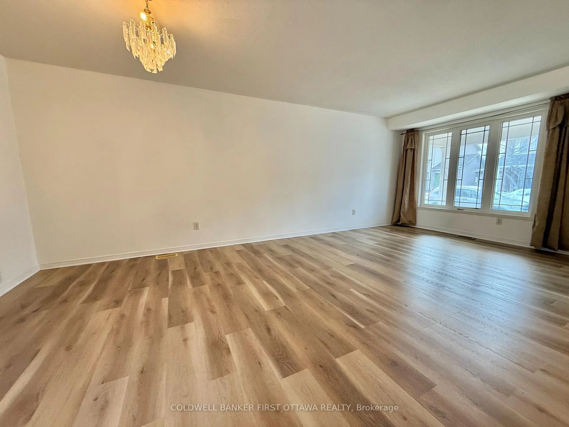 Photo 6 of 805 Taradale Drive, Ottawa, Barrhaven - Strandherd — HOMEH