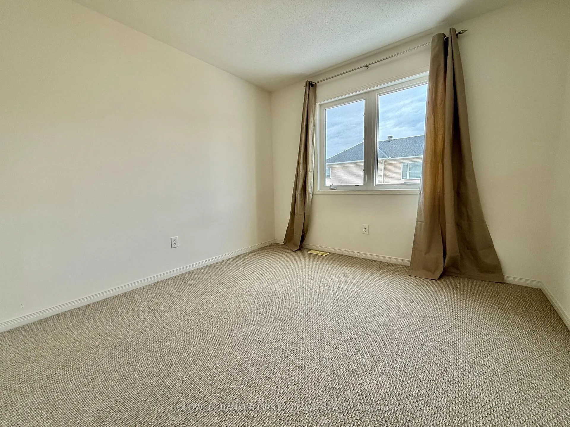 Photo 11 of 805 Taradale Drive, Ottawa, Barrhaven - Strandherd — HOMEH
