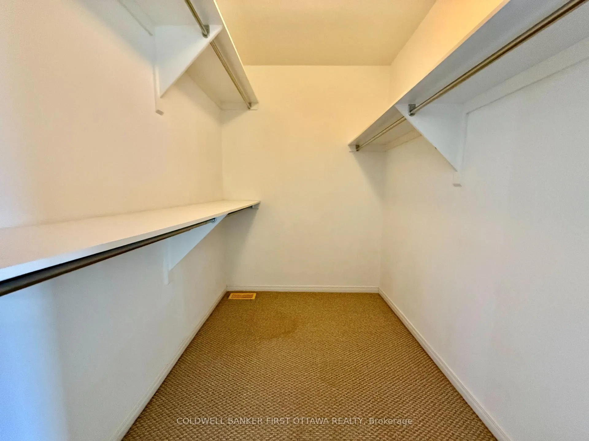 Photo 12 of 805 Taradale Drive, Ottawa, Barrhaven - Strandherd — HOMEH