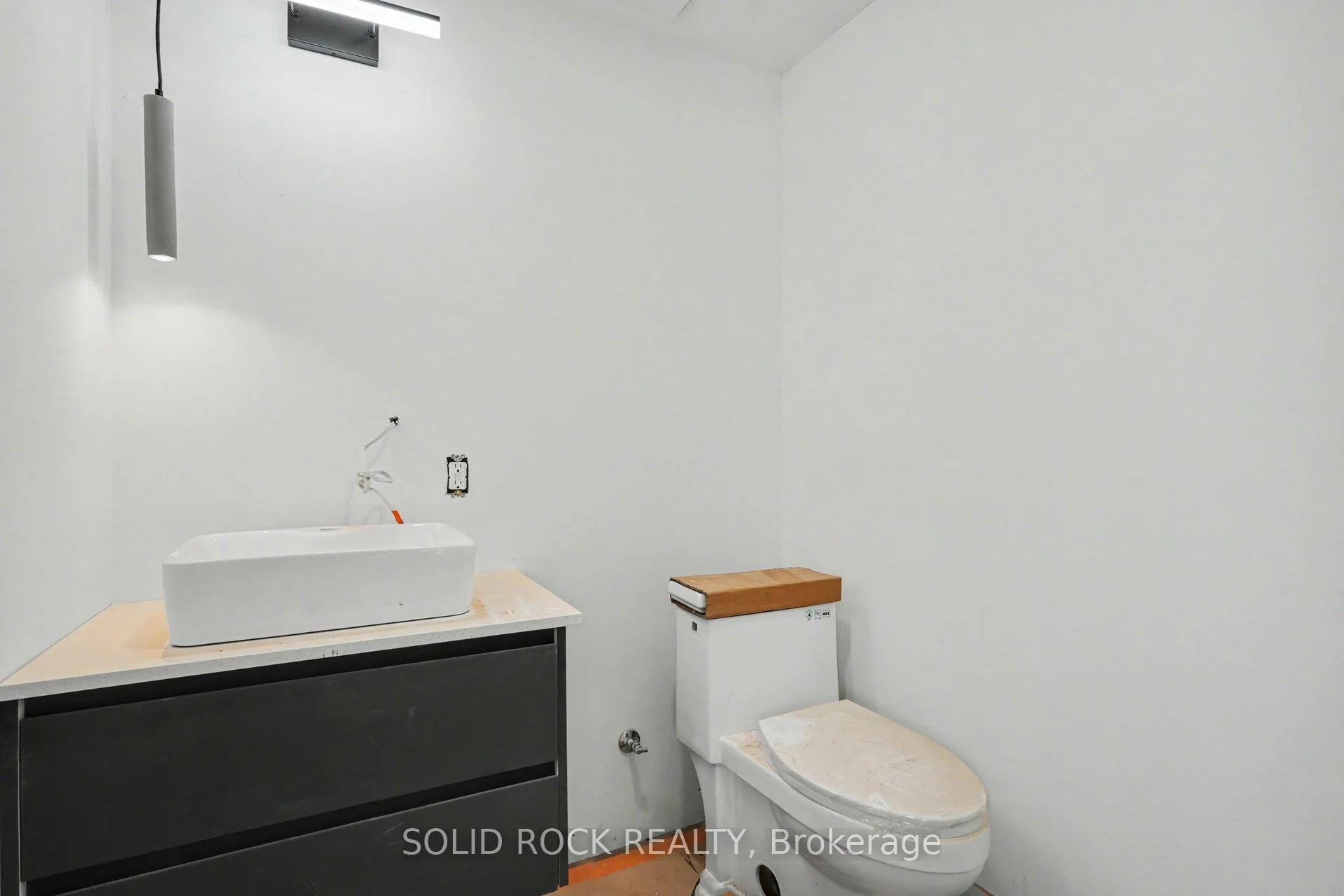 Photo 13 of 838 Alpine Avenue, Ottawa, Queensway Terrace North — HOMEH