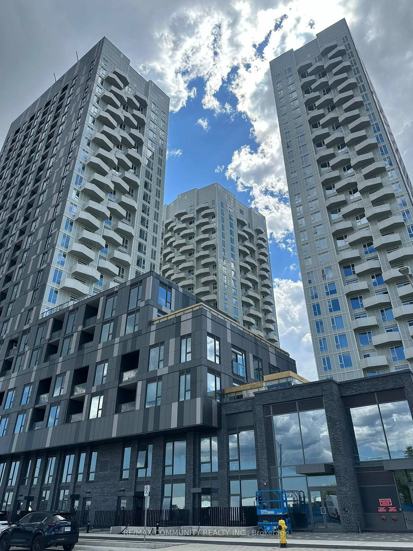 Front of Unit 2504, 474 Caldari Road N