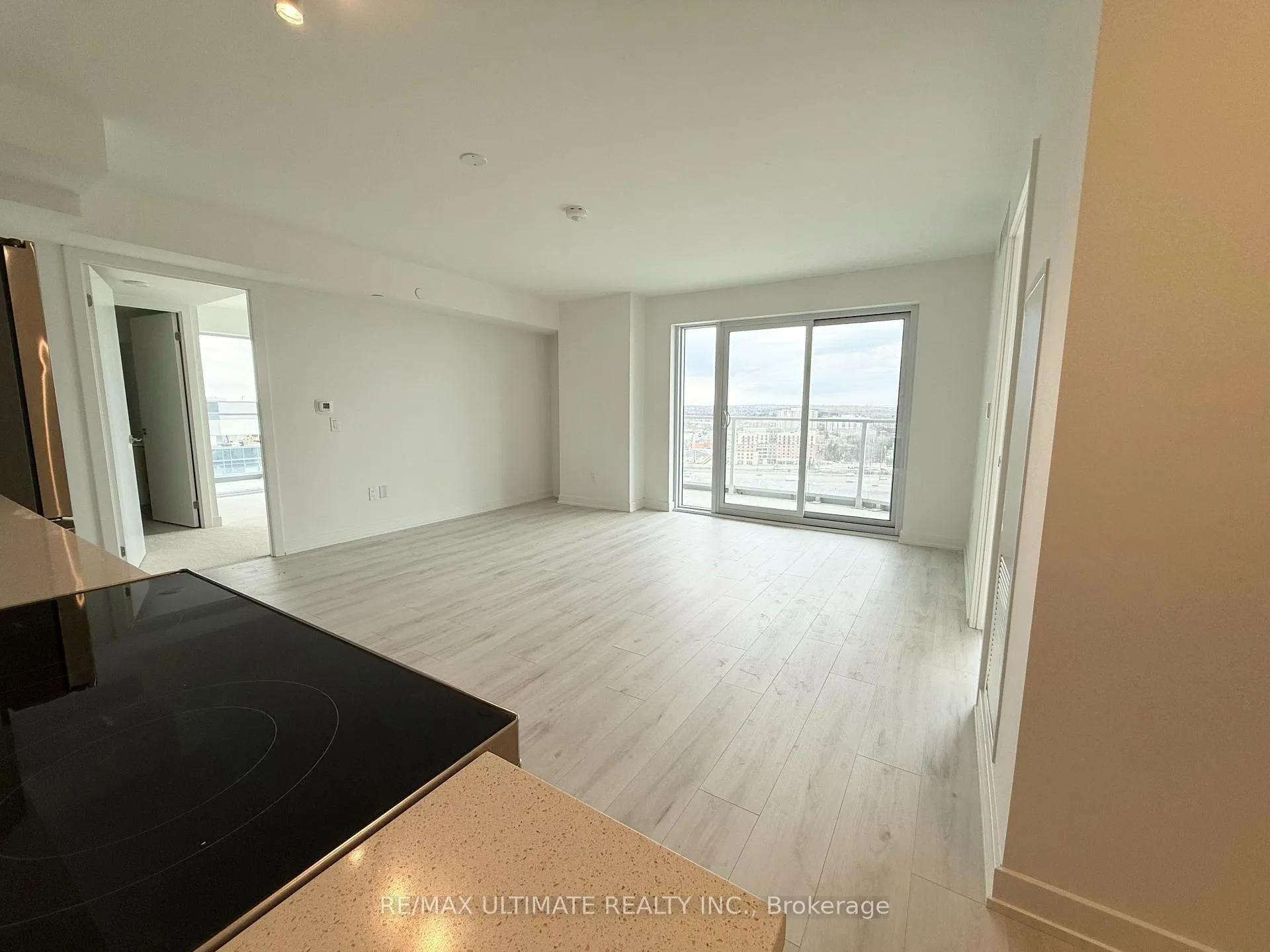 Photo 3 of Unit 1811, 1010 Sandy Beach Road, Pickering, Bay Ridges — HOMEH