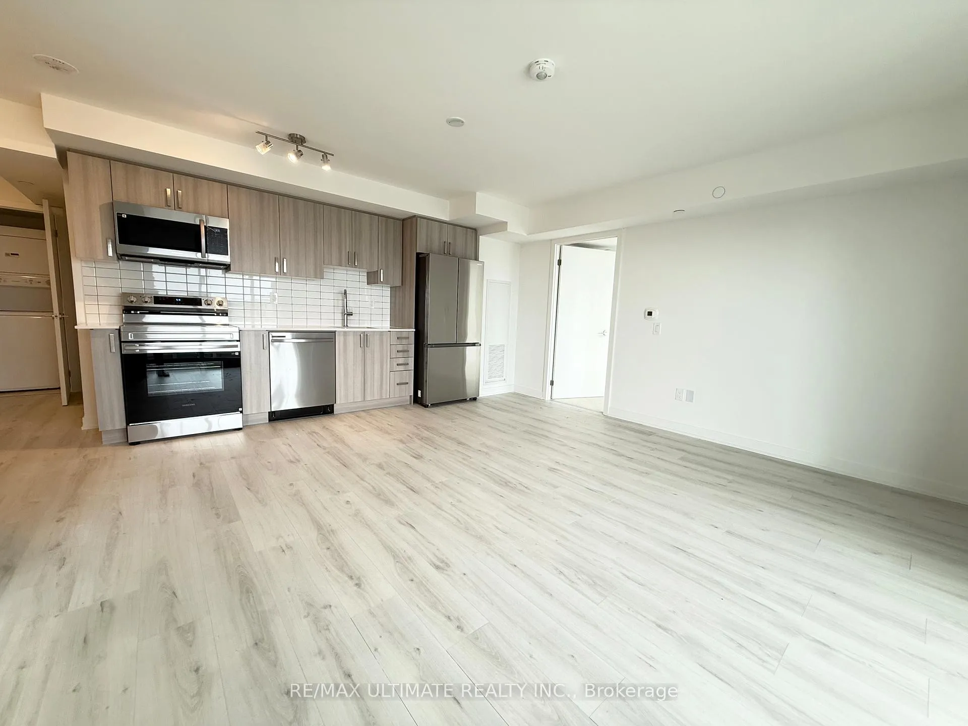 Photo 4 of Unit 1811, 1010 Sandy Beach Road, Pickering, Bay Ridges — HOMEH