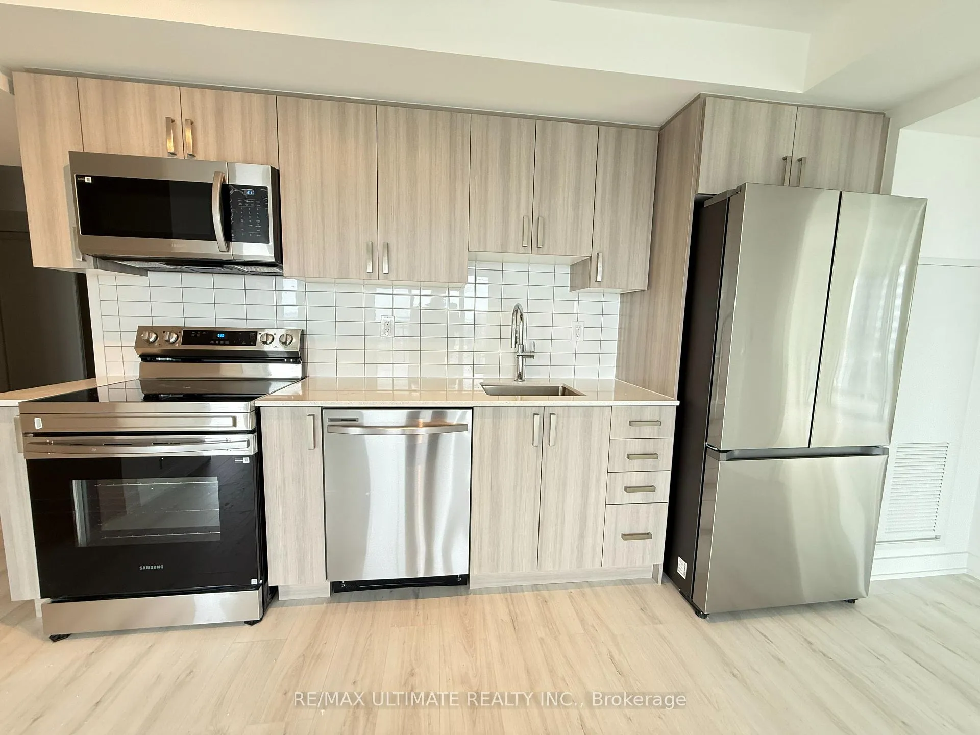 Photo 5 of Unit 1811, 1010 Sandy Beach Road, Pickering, Bay Ridges — HOMEH