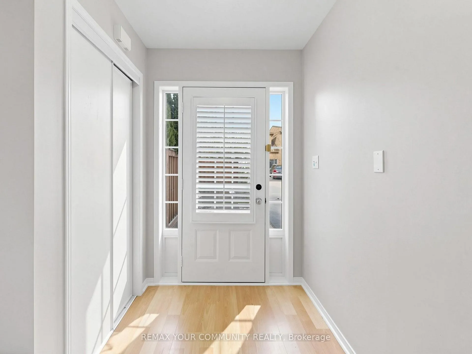 Photo 5 of 2327 Sutton Drive, Burlington, Orchard — HOMEH