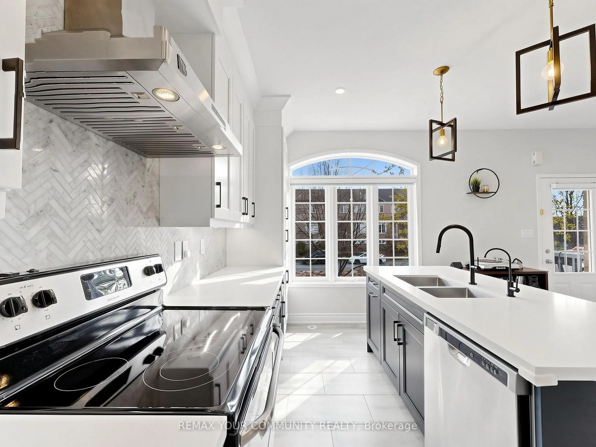 Photo 16 of 2327 Sutton Drive, Burlington, Orchard — HOMEH