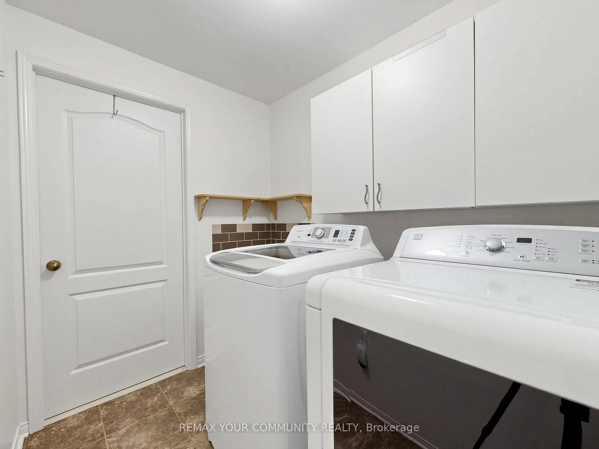 Photo 22 of 2327 Sutton Drive, Burlington, Orchard — HOMEH