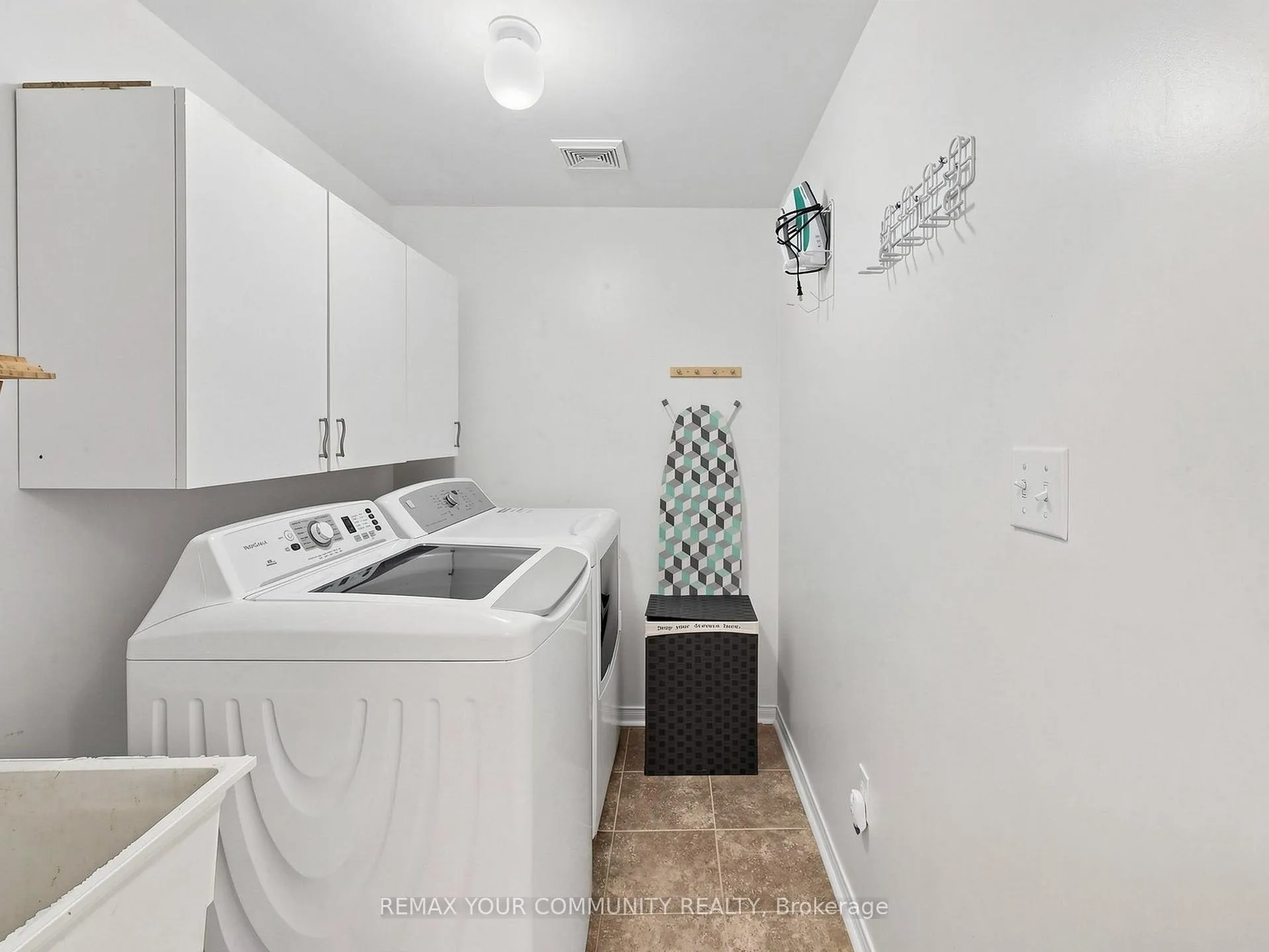 Photo 23 of 2327 Sutton Drive, Burlington, Orchard — HOMEH