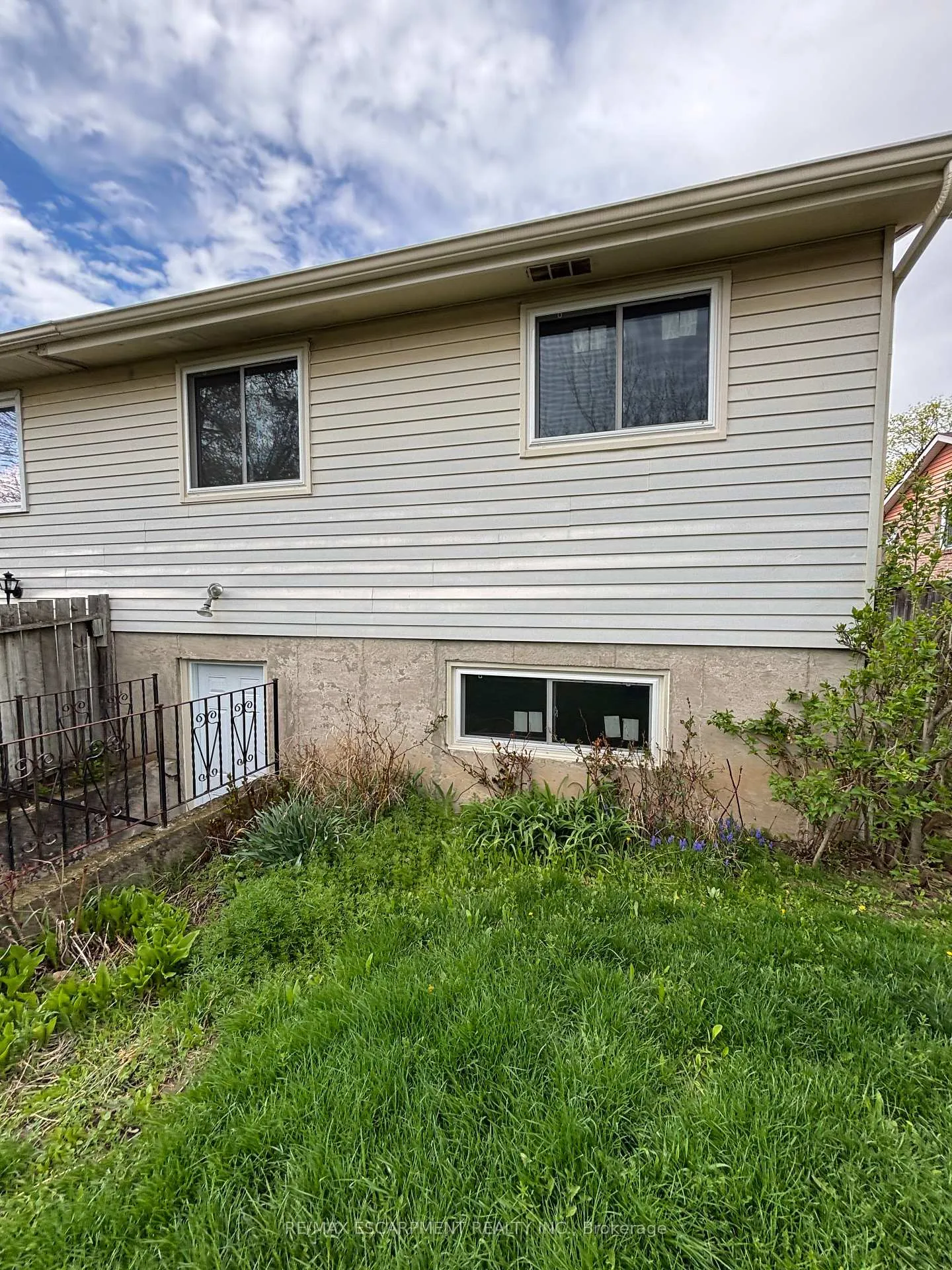 Photo 2 of 24 Dianne Drive, St. Catharines, Secord Woods — HOMEH