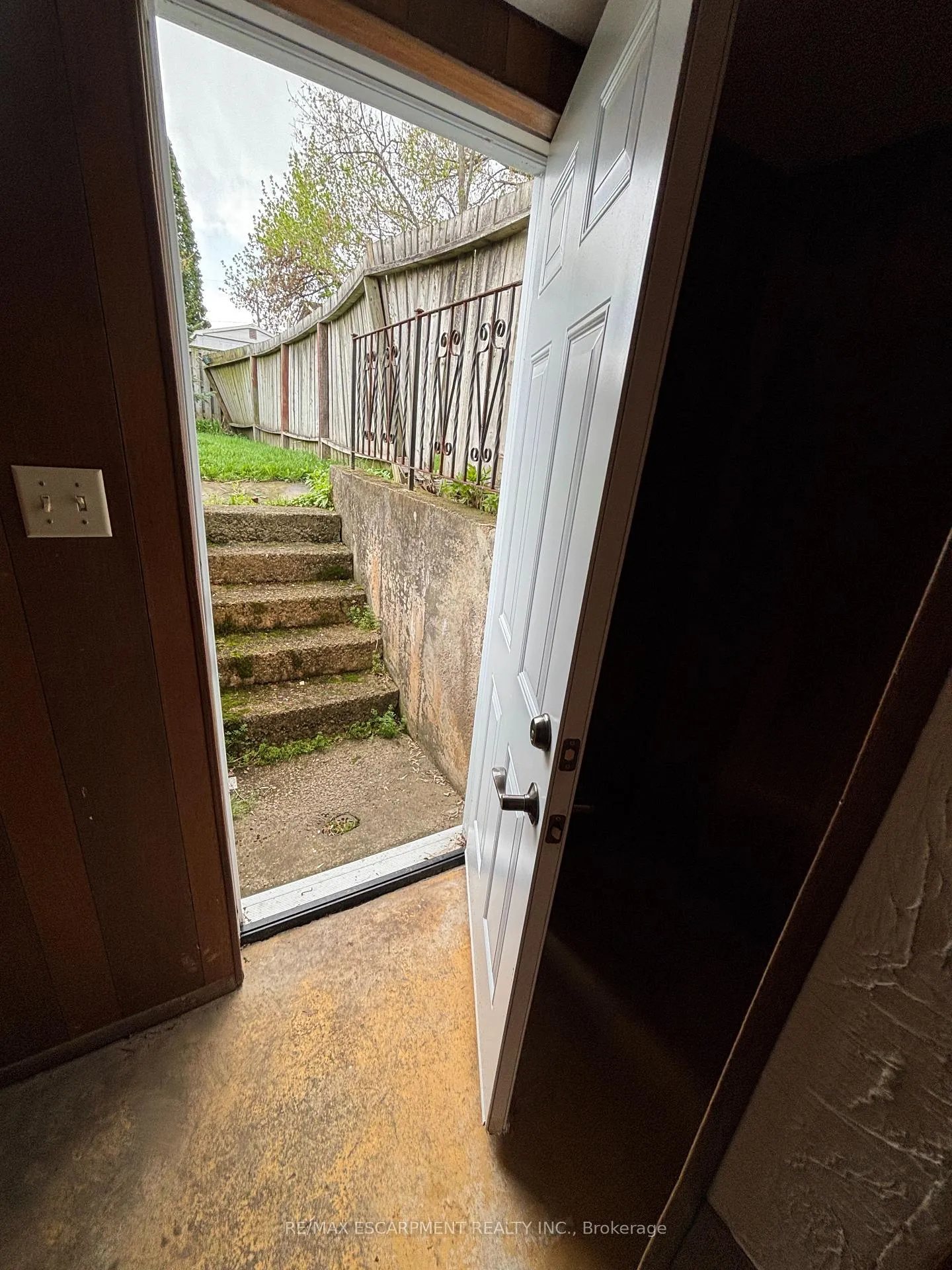 Photo 3 of 24 Dianne Drive, St. Catharines, Secord Woods — HOMEH