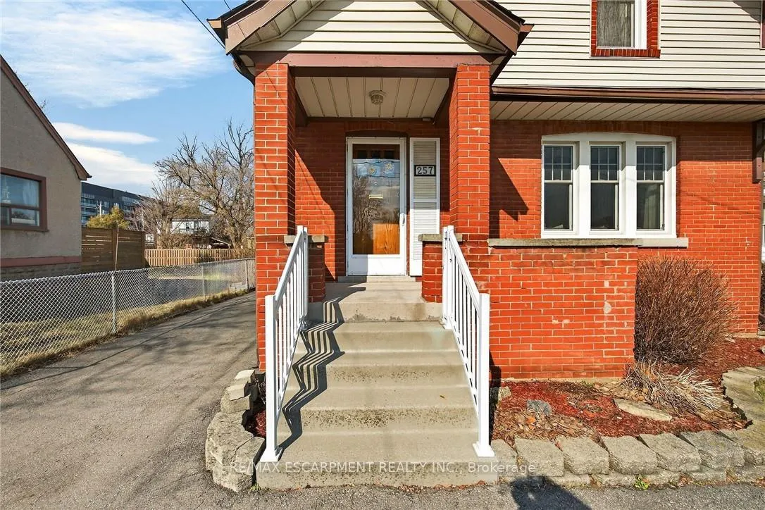 Photo 4 of 257 Queensdale Avenue E, Hamilton, Inch Park — HOMEH