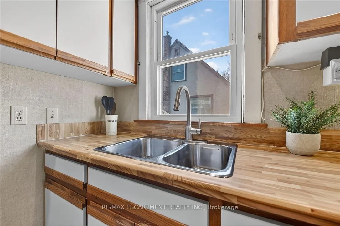 Photo 18 of 257 Queensdale Avenue E, Hamilton, Inch Park — HOMEH