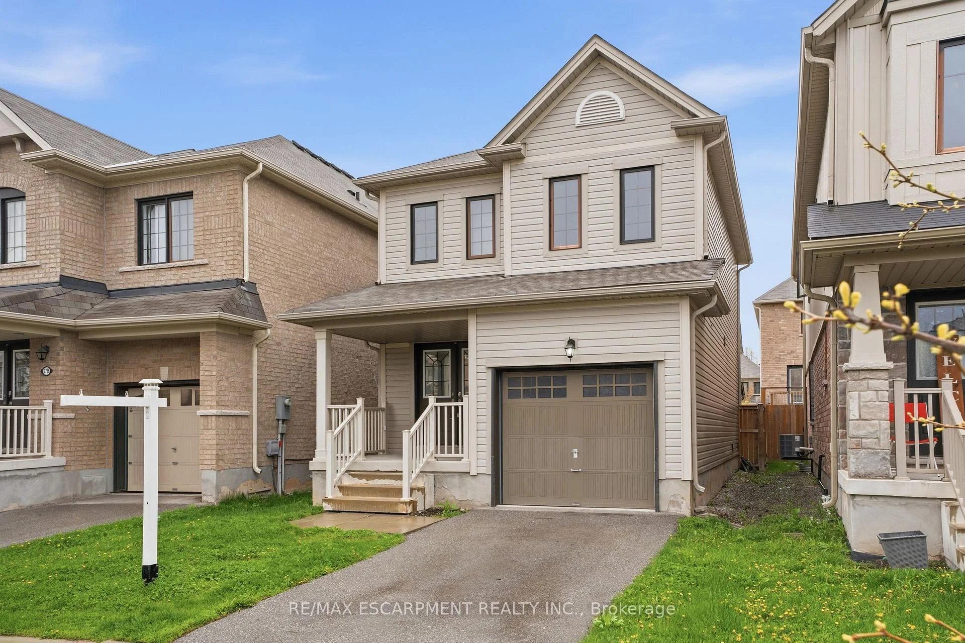 Photo 2 of 7774 Buckeye Crescent, Niagara Falls, Brown — HOMEH