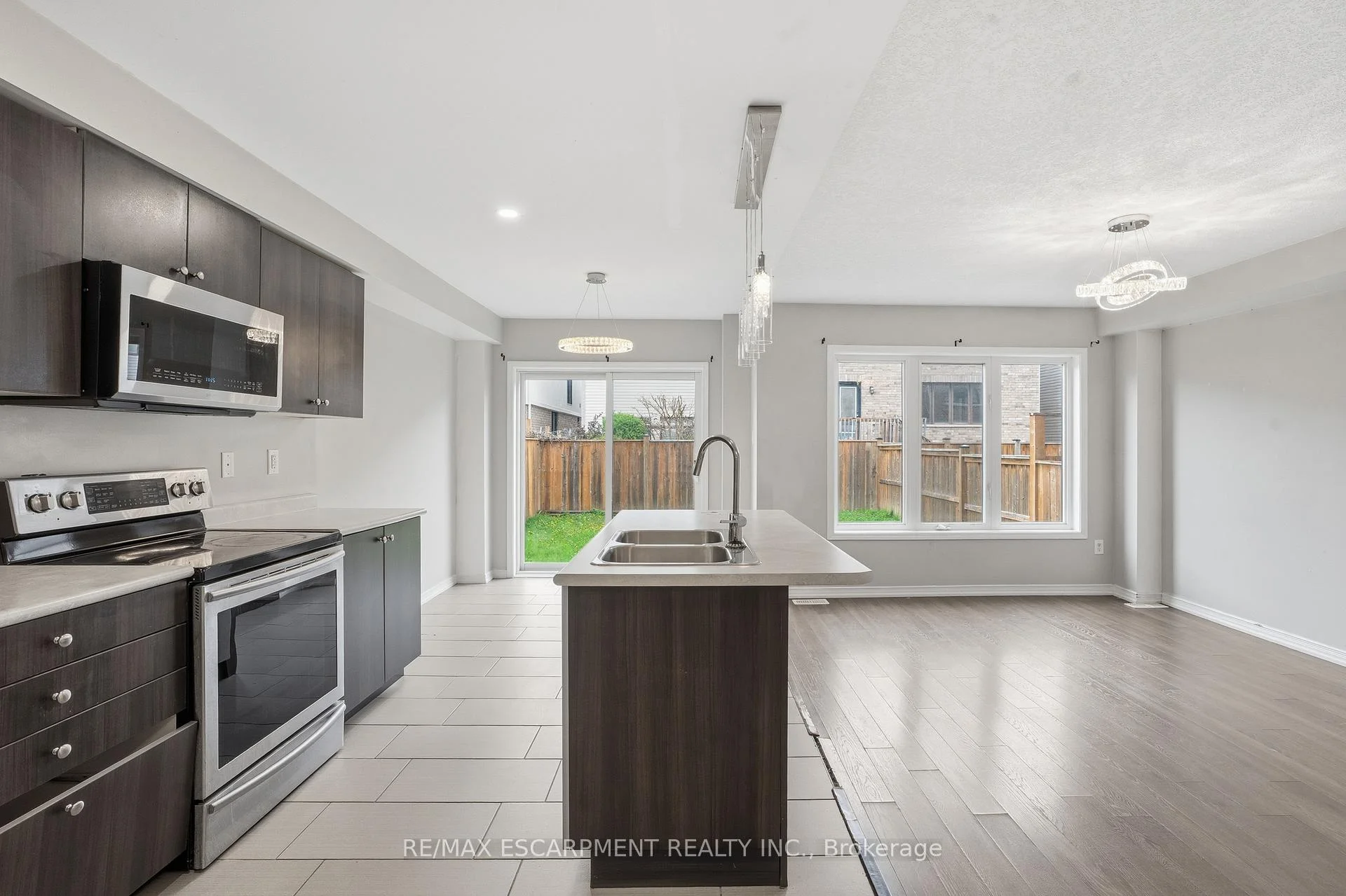 Photo 7 of 7774 Buckeye Crescent, Niagara Falls, Brown — HOMEH