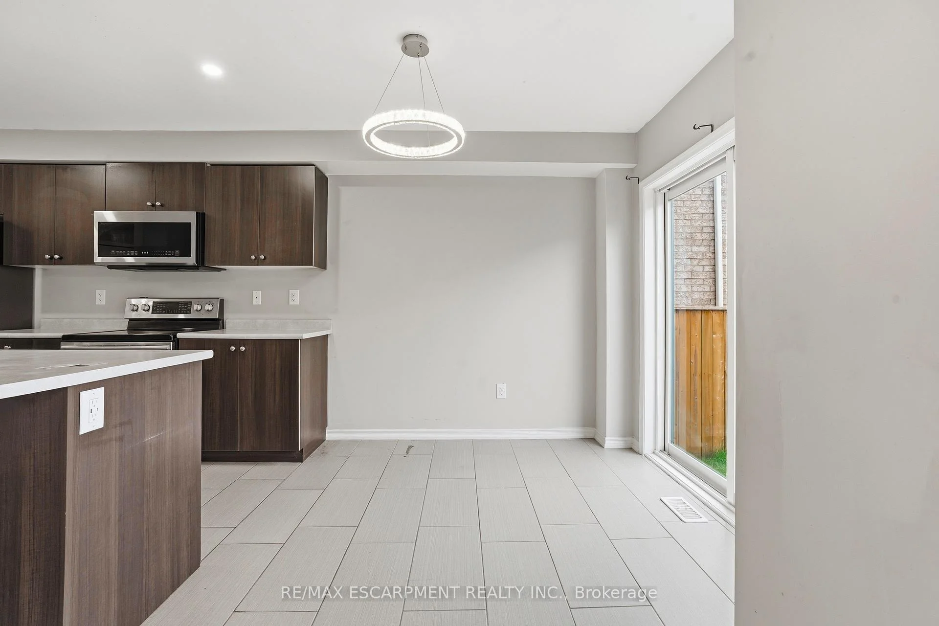 Photo 12 of 7774 Buckeye Crescent, Niagara Falls, Brown — HOMEH