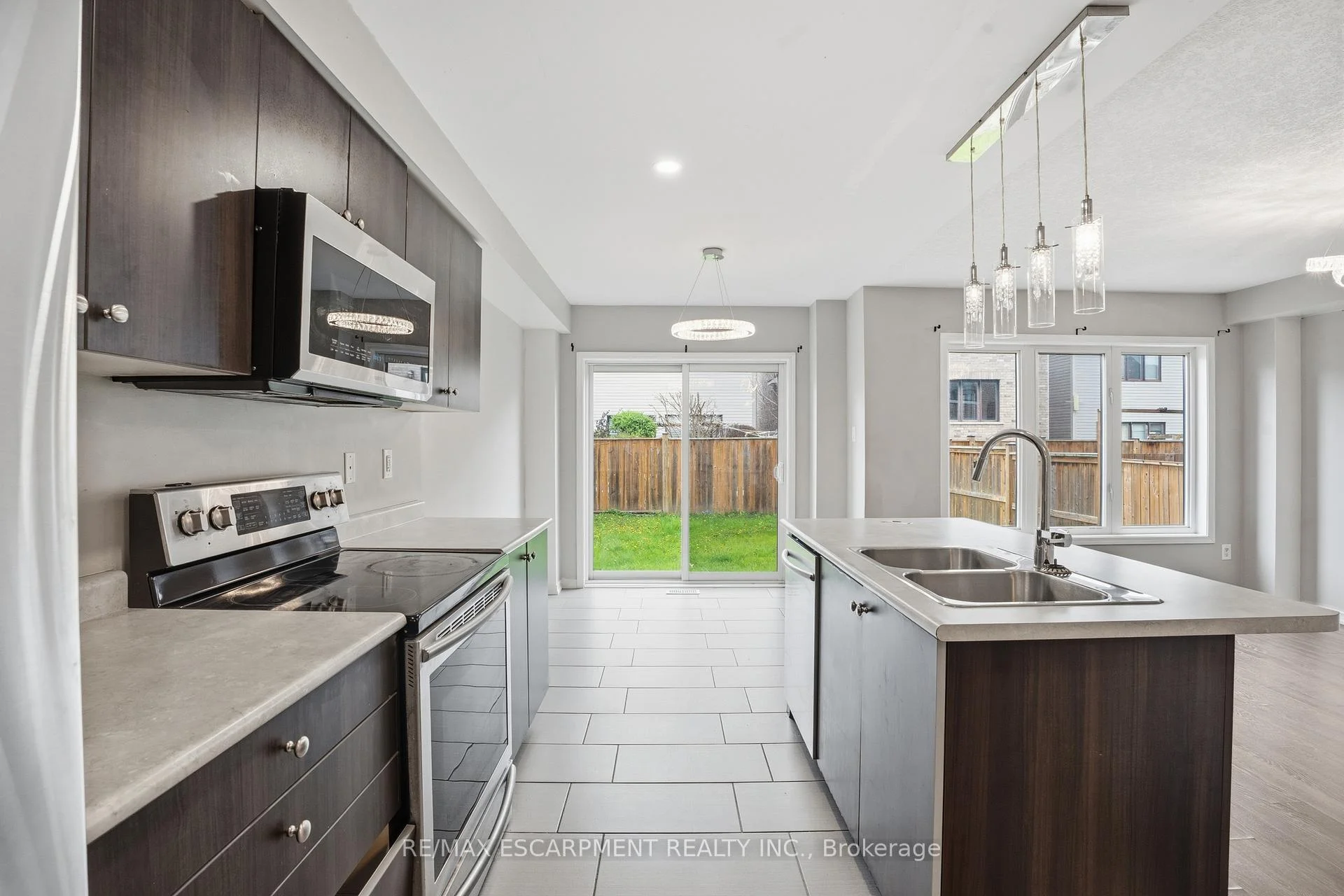 Photo 13 of 7774 Buckeye Crescent, Niagara Falls, Brown — HOMEH