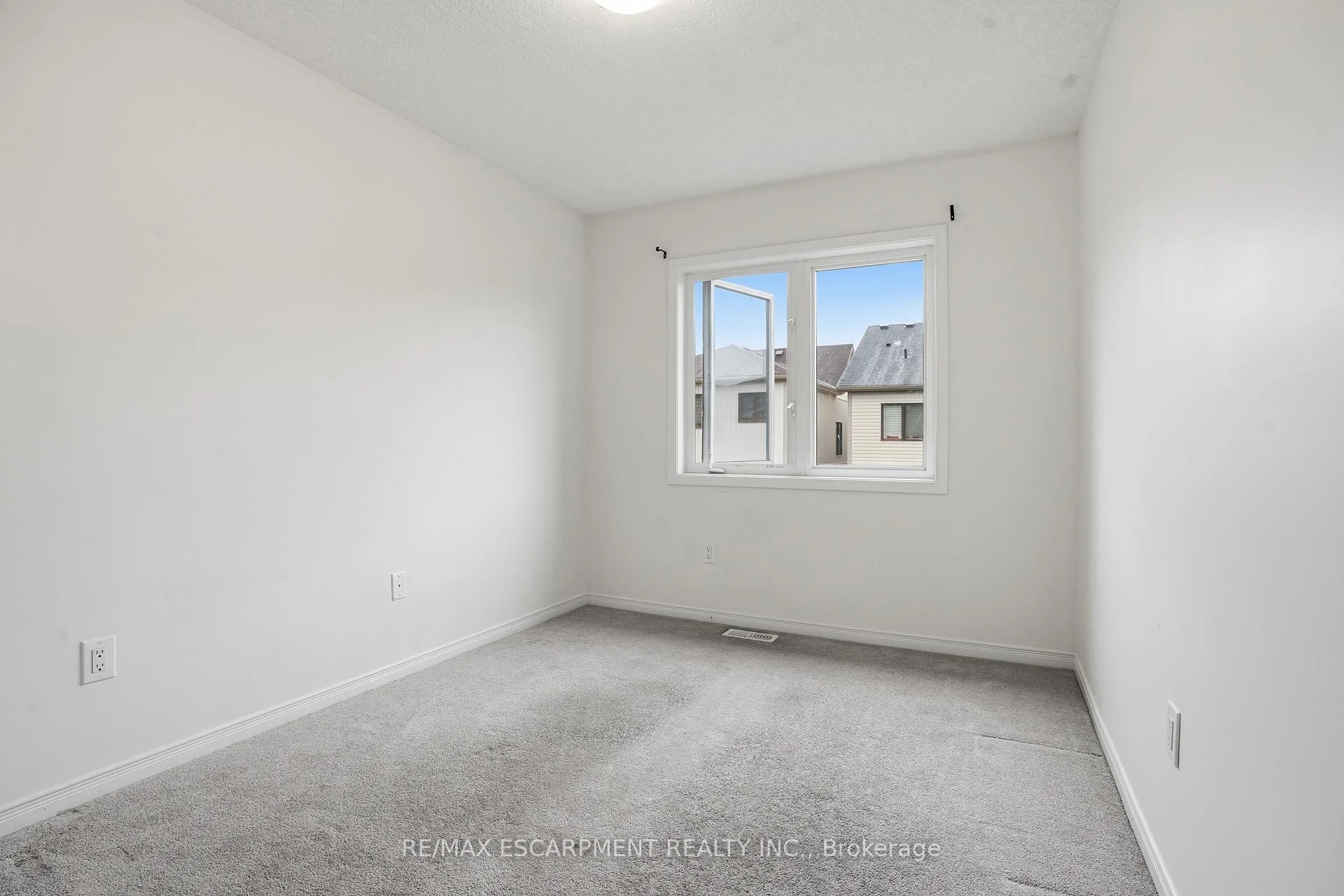 Photo 15 of 7774 Buckeye Crescent, Niagara Falls, Brown — HOMEH