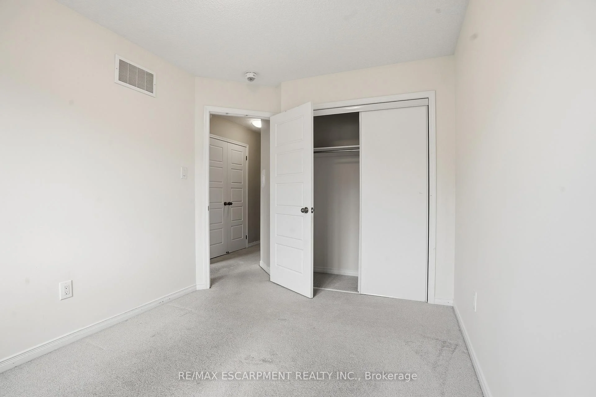 Photo 16 of 7774 Buckeye Crescent, Niagara Falls, Brown — HOMEH