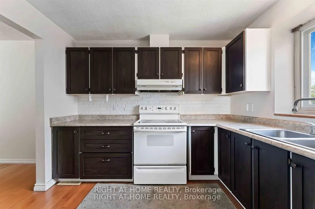 Photo 4 of Unit 21, 5 Hadley Circle, Ottawa, Bells Corners — HOMEH