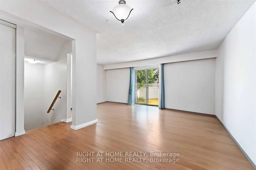 Photo 6 of Unit 21, 5 Hadley Circle, Ottawa, Bells Corners — HOMEH