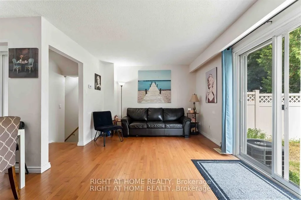 Photo 7 of Unit 21, 5 Hadley Circle, Ottawa, Bells Corners — HOMEH