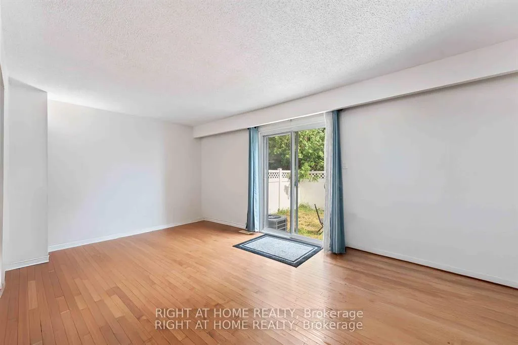 Photo 8 of Unit 21, 5 Hadley Circle, Ottawa, Bells Corners — HOMEH