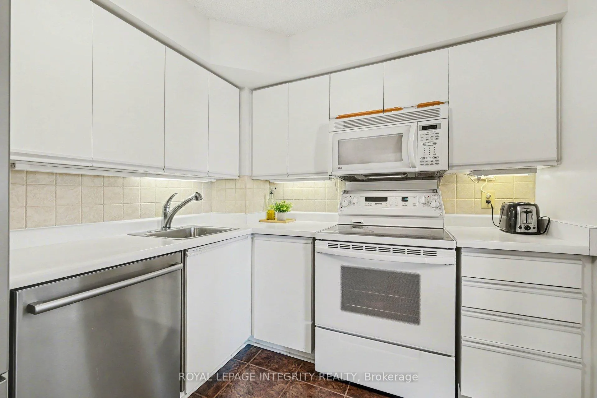 Photo 9 of Unit 928, 1025 Grenon Avenue, Ottawa, Fairfield Heights — HOMEH