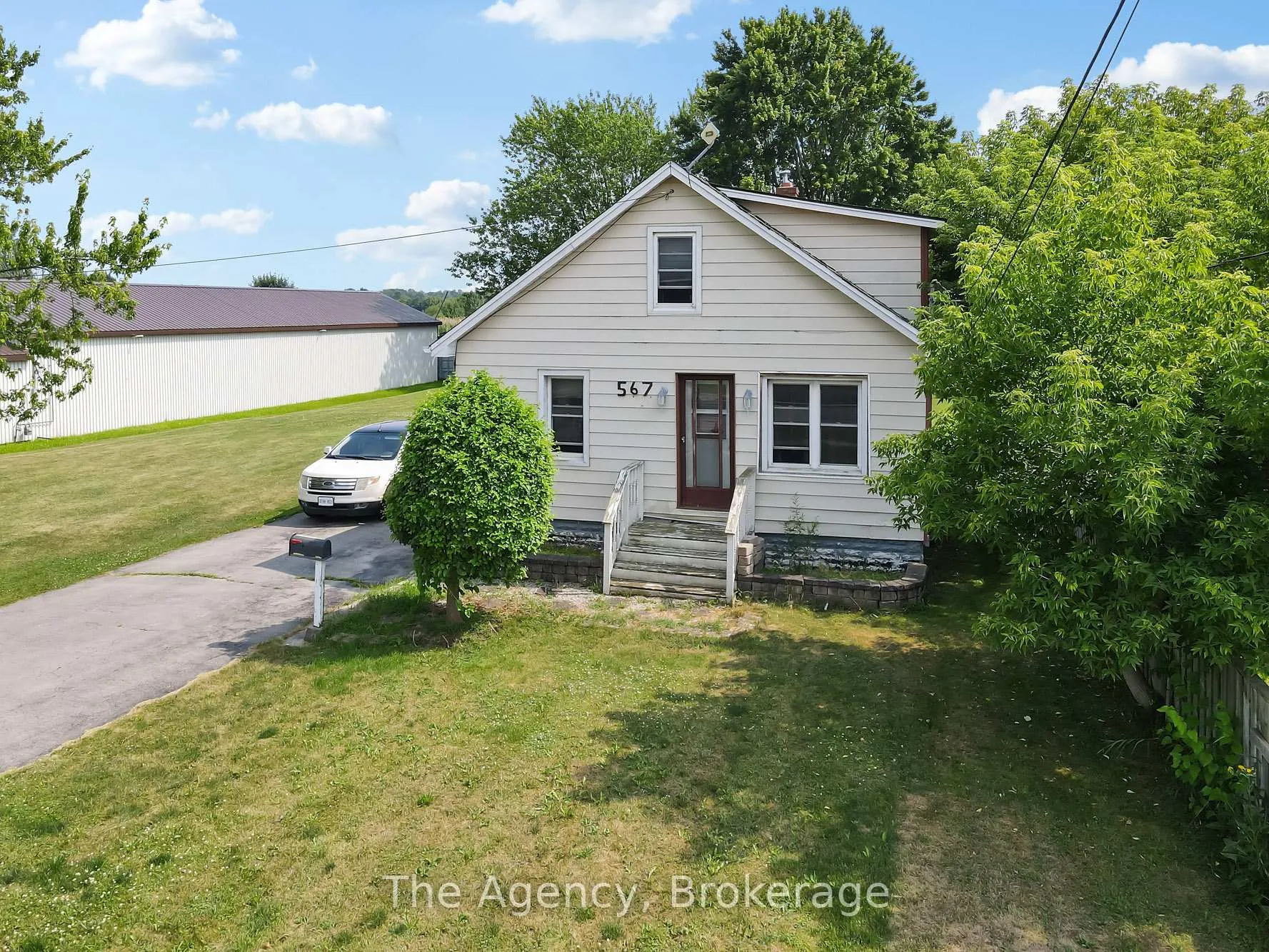 Front of 567 Killaly Street E