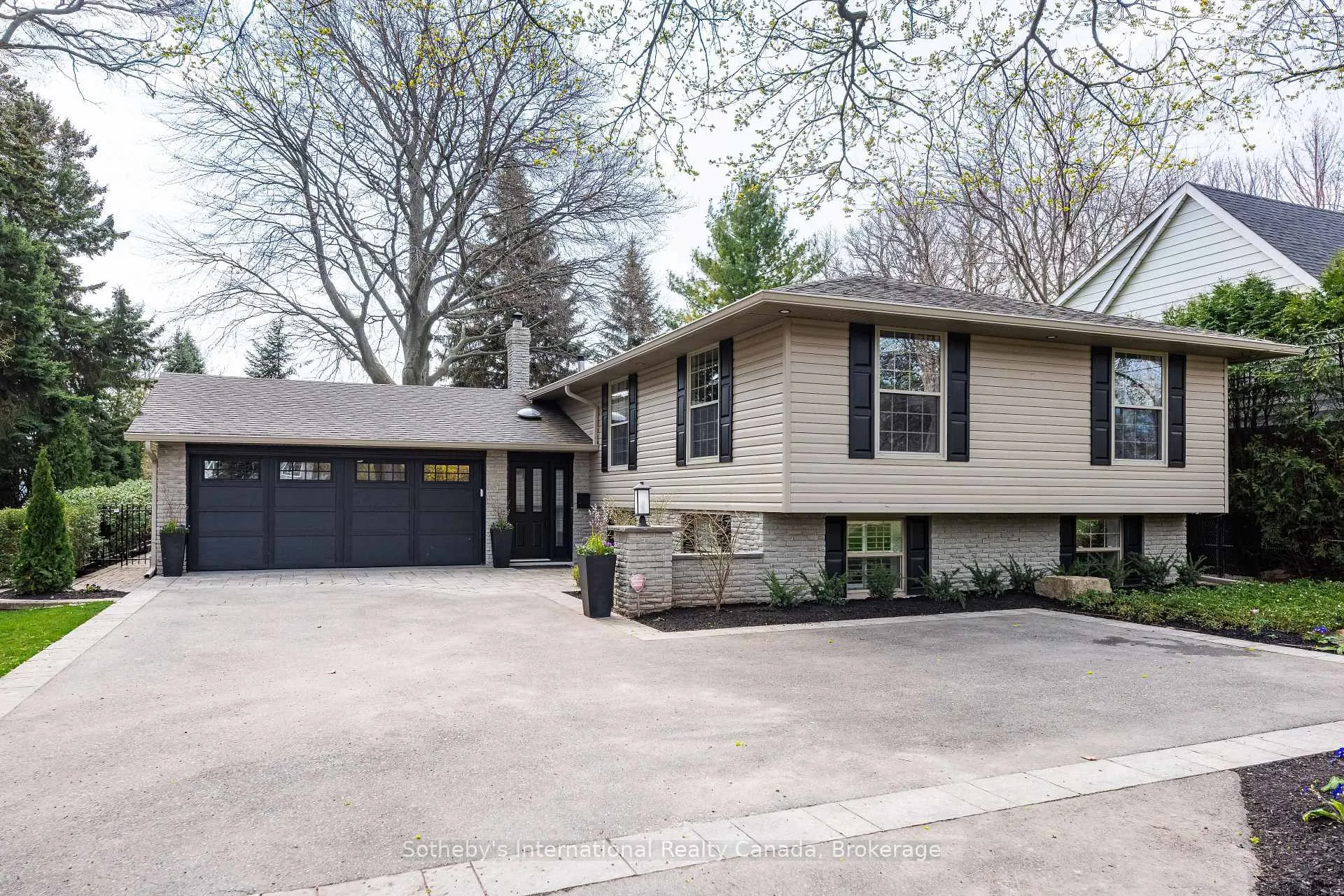 Photo 2 of 4012 Lakeshore Road, Burlington, Shoreacres — HOMEH