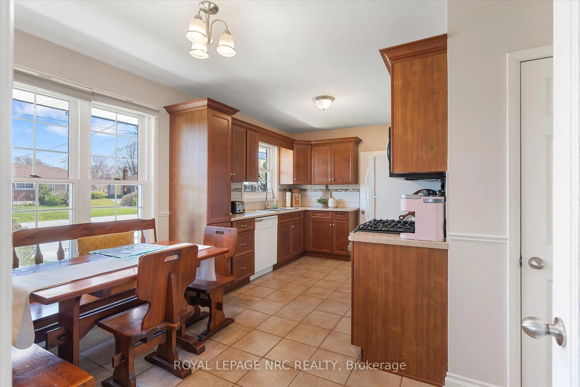 Photo 11 of 19 Logan Street, St. Catharines, Fairview — HOMEH