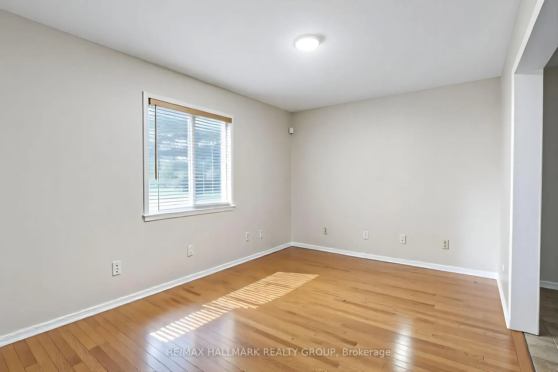 Photo 6 of 6 Robina Avenue, Ottawa, Westcliffe Estates — HOMEH
